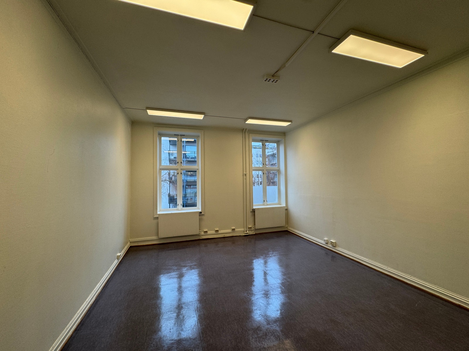 Det er fire cellekontorer i lokalet, hvor dette er det største. Galleribilde
