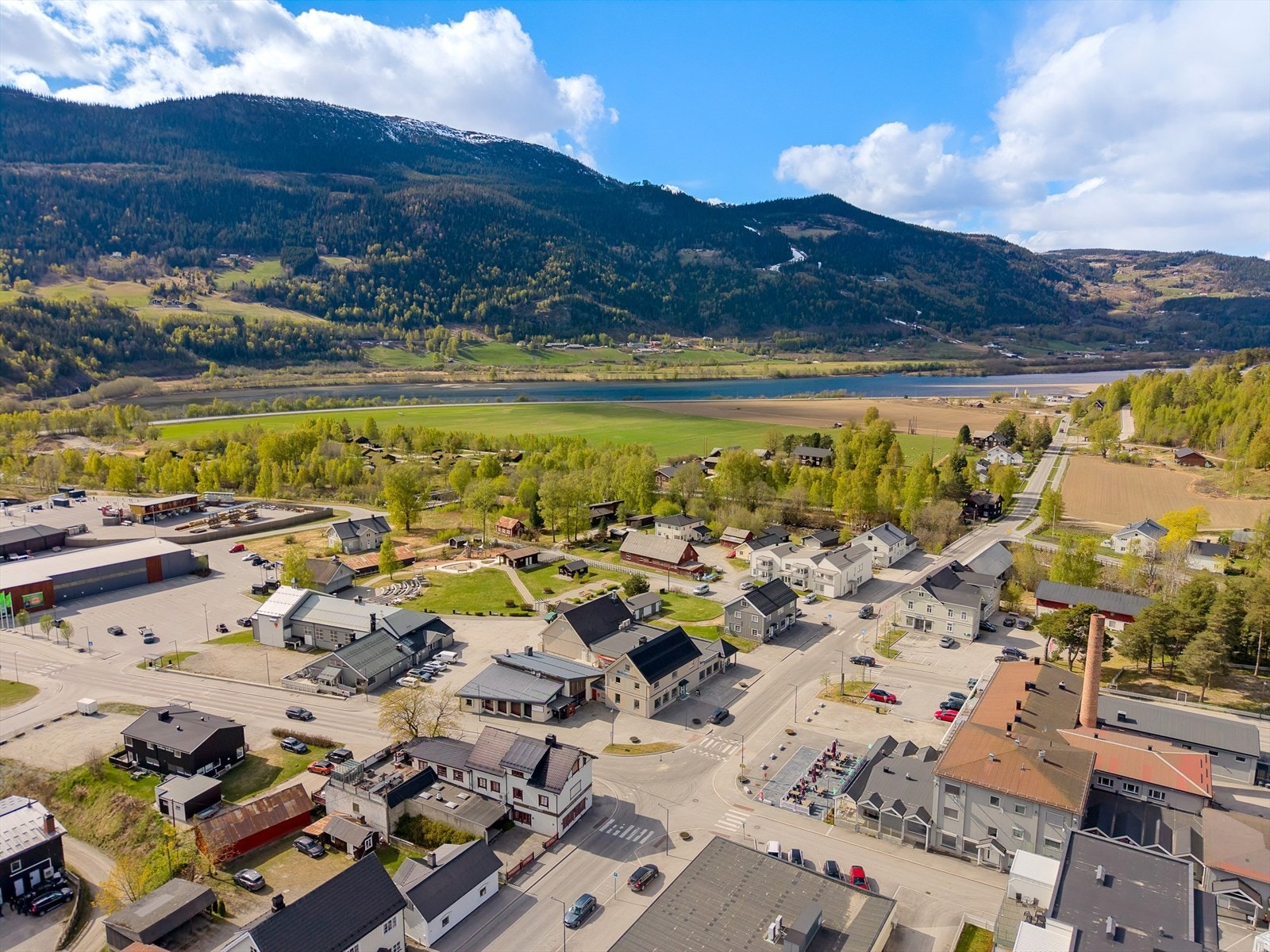Fåvang omegn. Oppe i høyre hjørne synes Kvitfjell alpinanlegg. -østsiden. Galleribilde