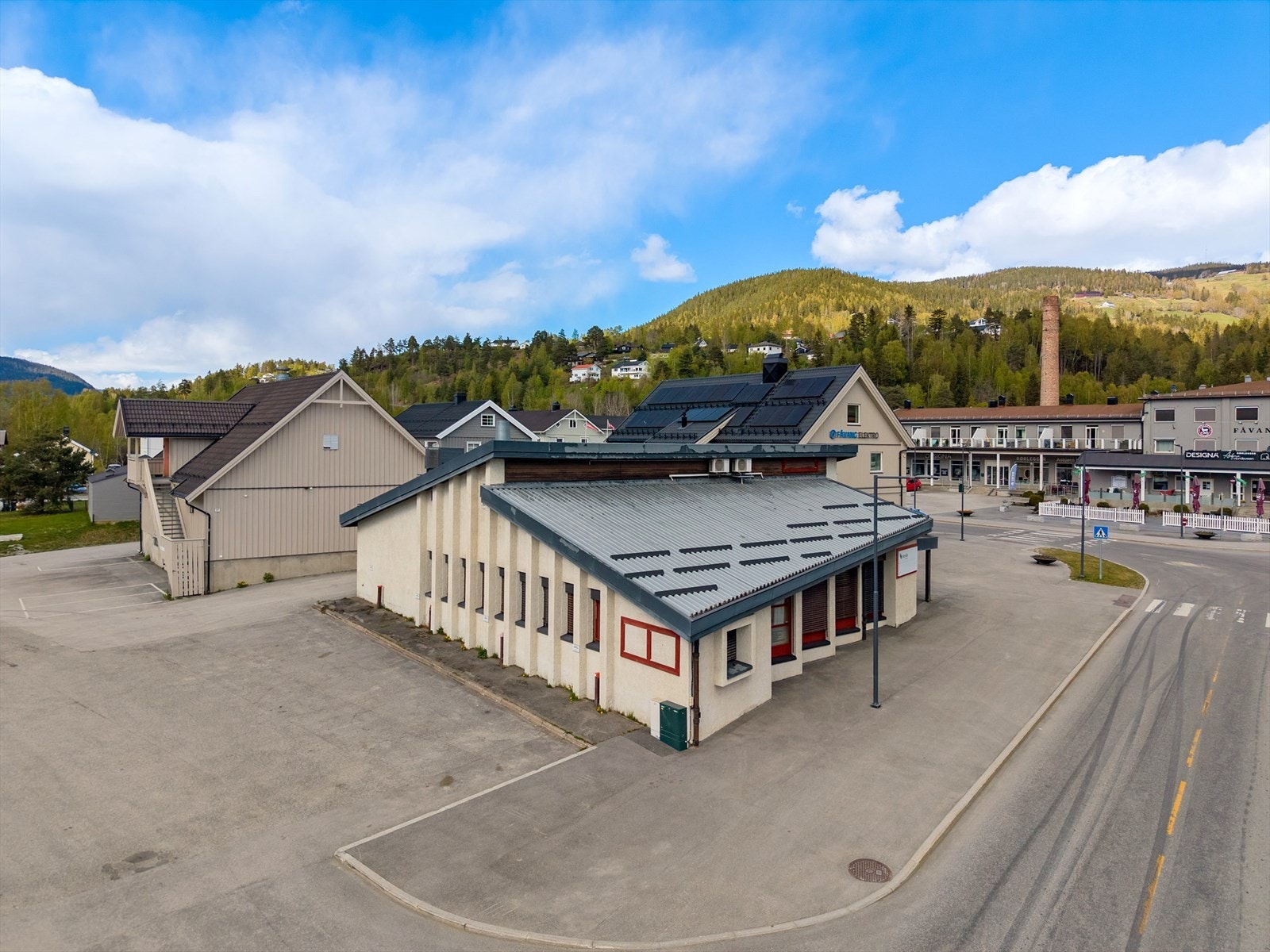 Eiendommen med felles parkering i bakgården. Galleribilde