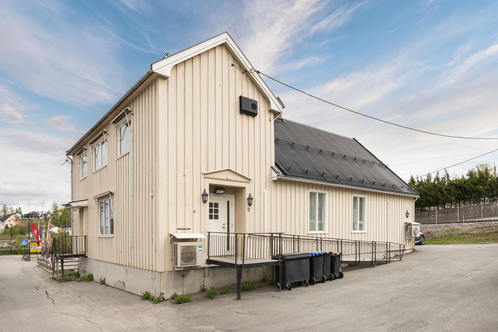 Kombinasjonseiendom med leilighet i andre etasje. Eiendommen ligger sentralt plassert i Raufoss sentrum med nærhet til byens næringsliv. Gangavstand til "alt" av sentrumsfasiliteter, AMFI kjøpsenter, dagligvare m.m. Galleribilde