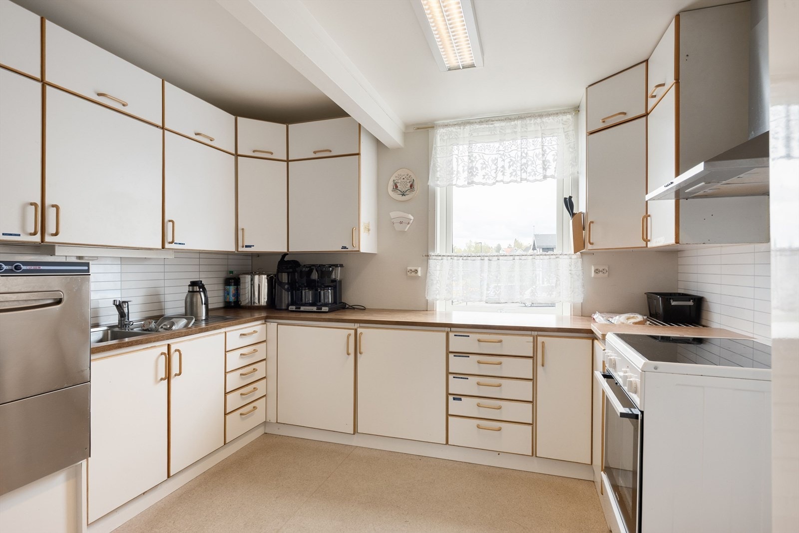 Kjøkkenet i første etasje har innredning med glatte fronter og benkeplate av laminat. Det er montert vannstoppeventil og det er plass til kjøl/fryseskap,oppvaskmaskin og komfyr. Det er kjøkkenventilator med avtrekk ut. Galleribilde
