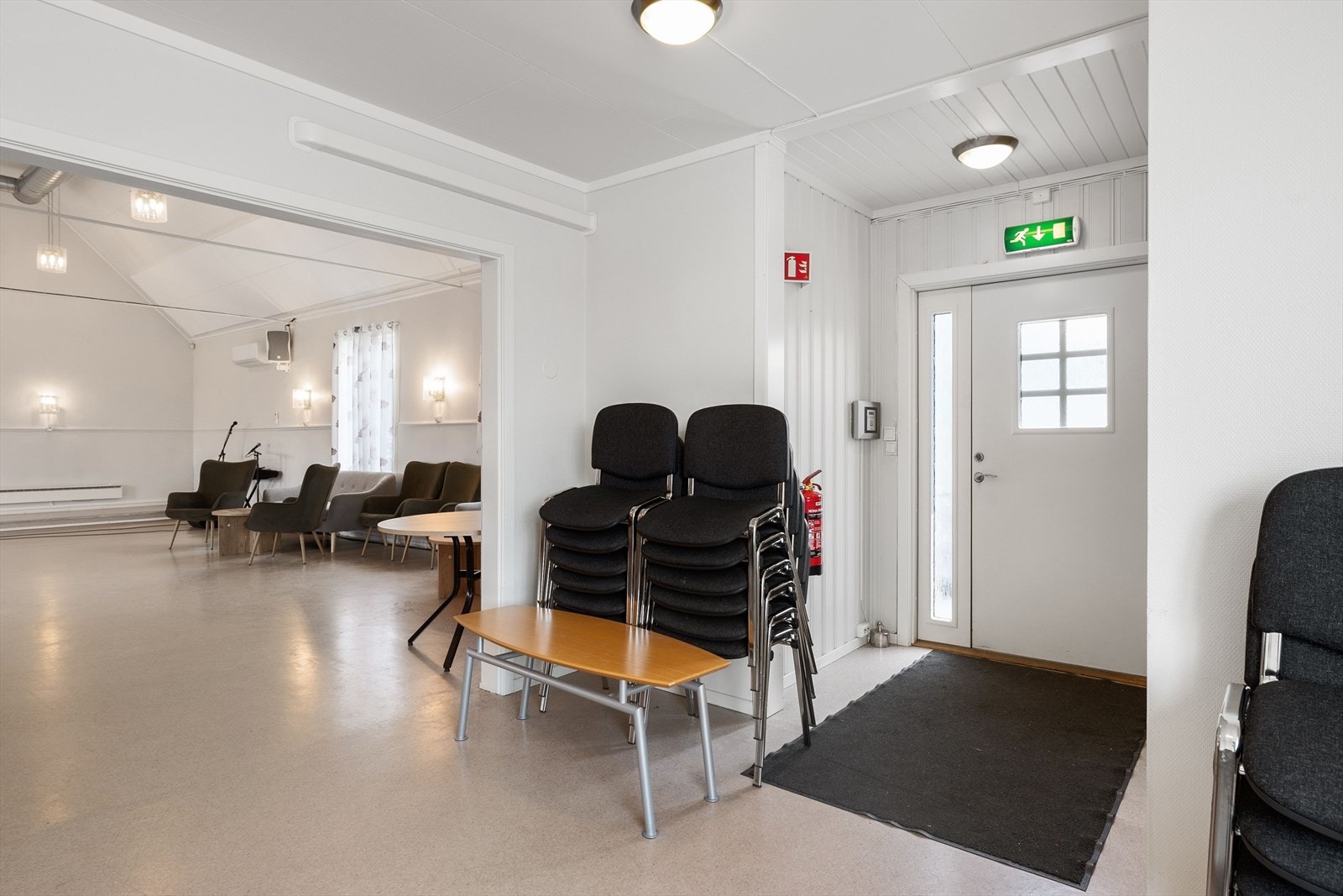 Inngangsparti / hovedinngang på sørsiden av bygget med montert rampe. Galleribilde