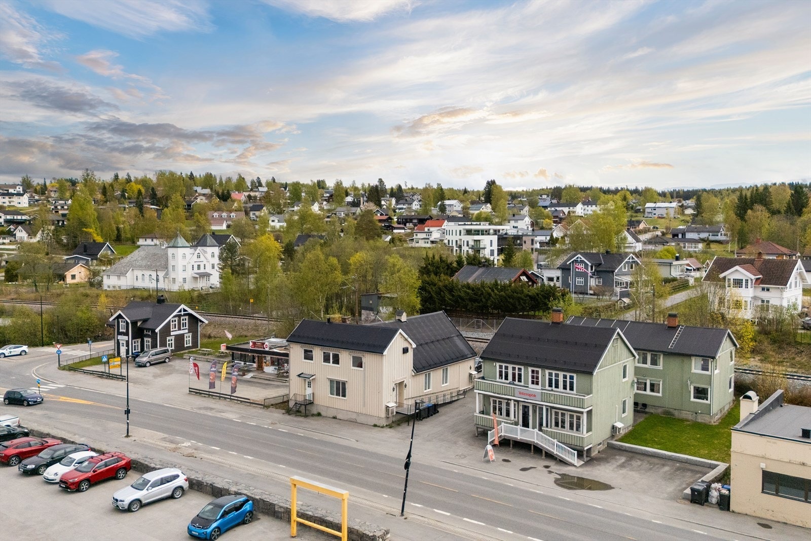 Gode bussforbindelser med kort avstand fra eiendommen og toglinje mellom Gjøvik - Oslo. Galleribilde