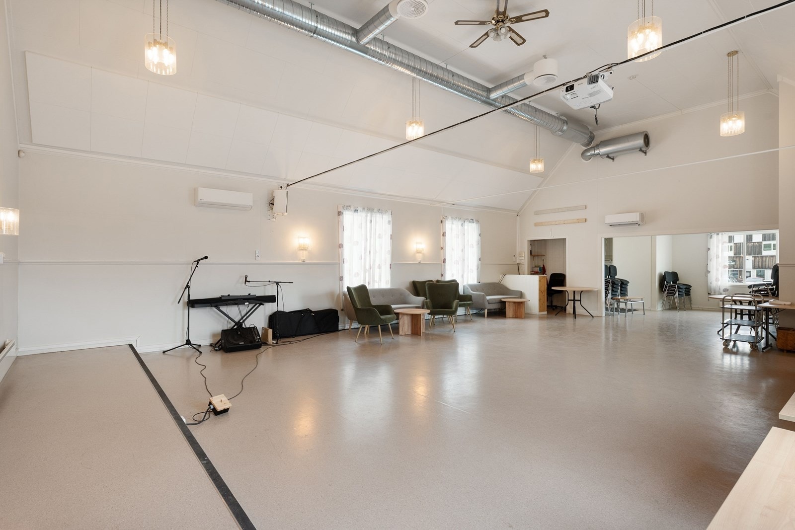 Rommet gir god plass til møblering og slipper inn gjennomgånde dagslys. Galleribilde