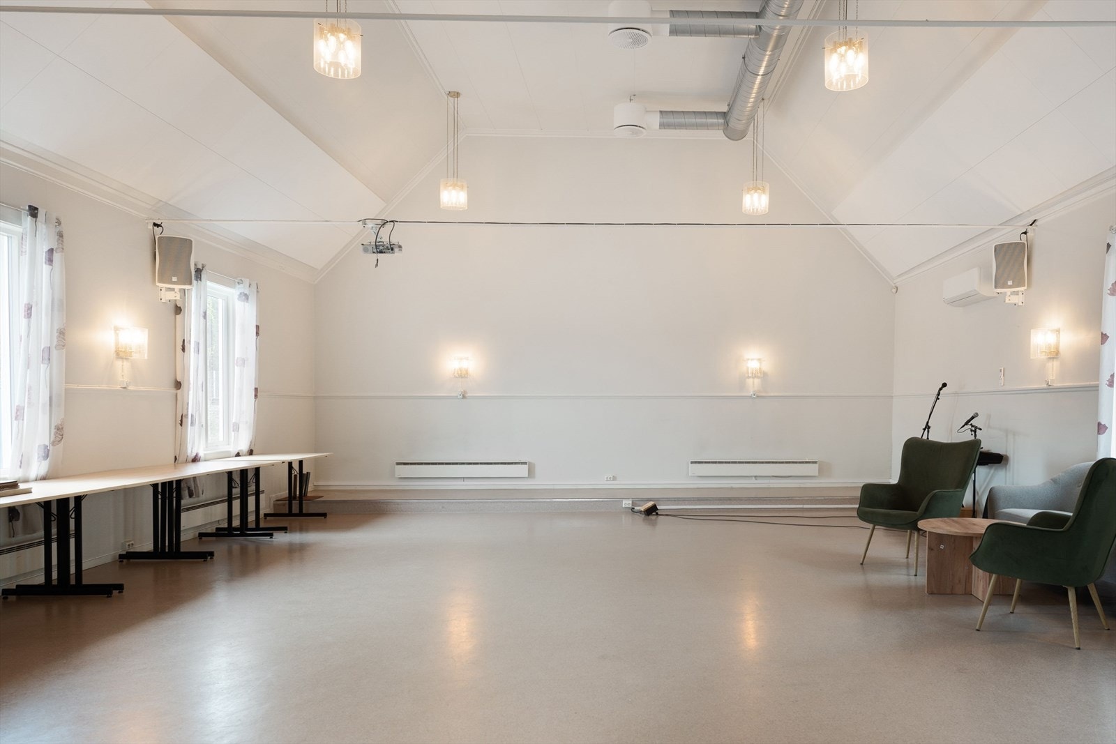 Lyse og romslige lokaler med god takhøyde. Galleribilde