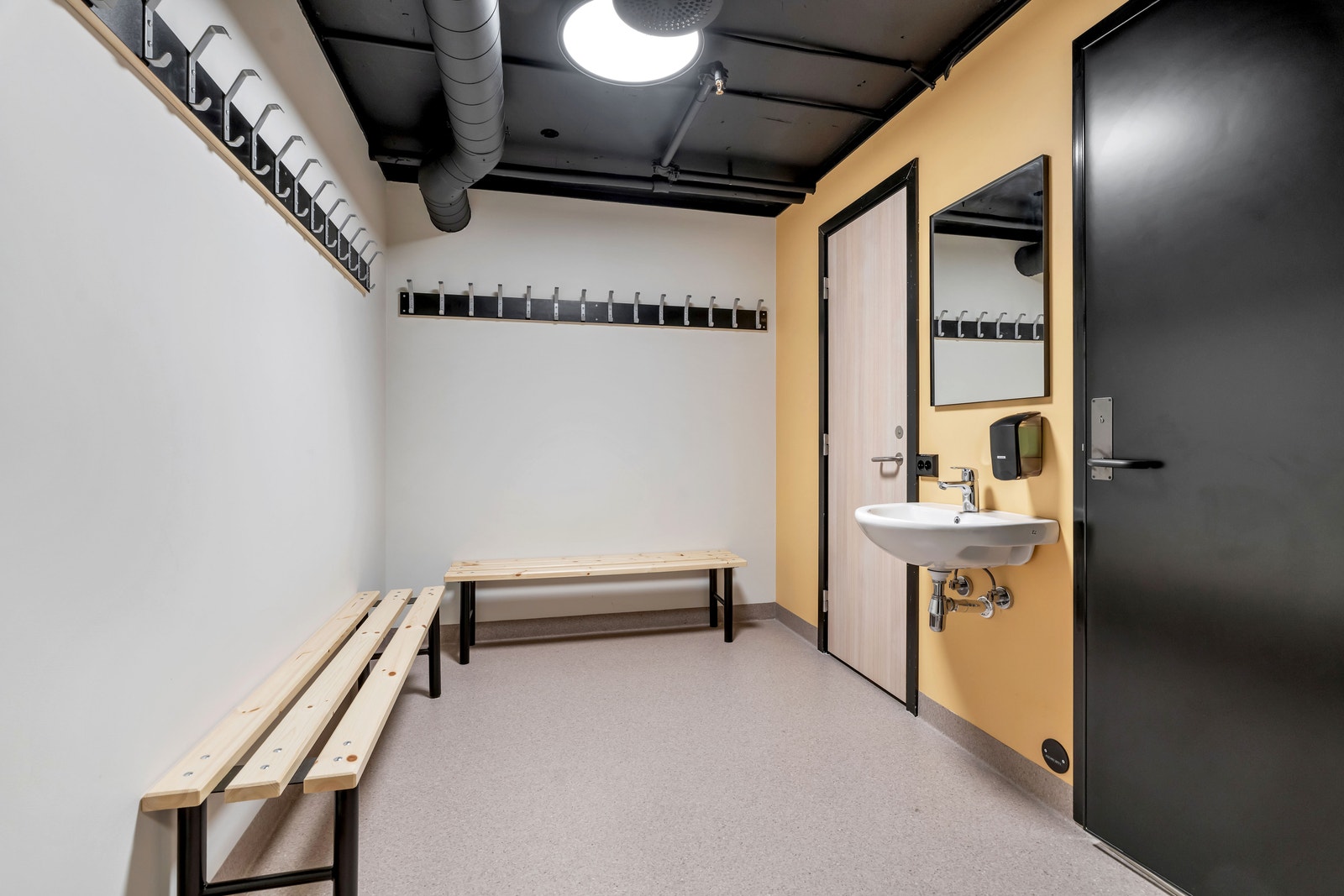 Garderobefasiliteter i kjelleren Galleribilde