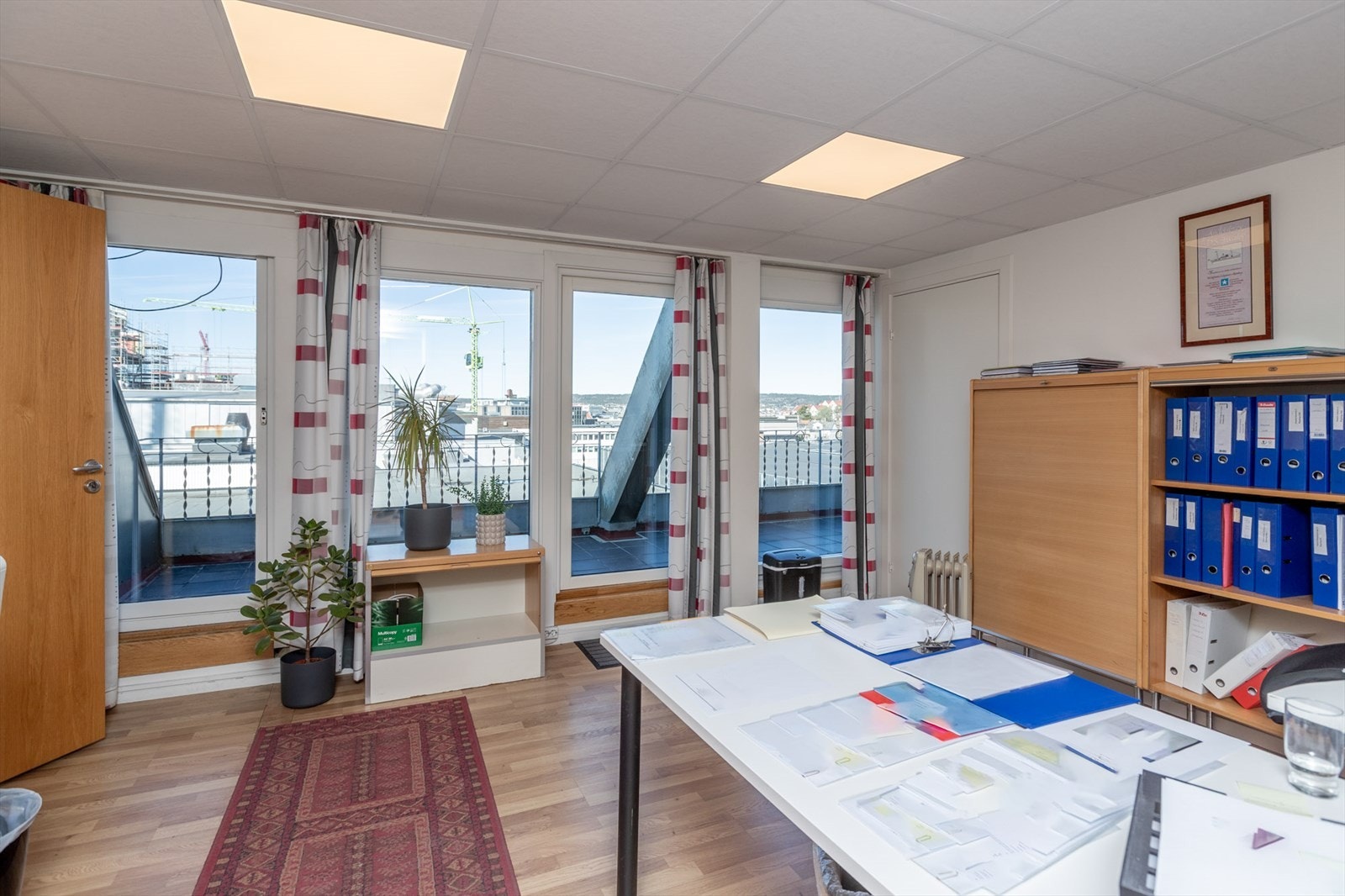 Direkte utgang fra kontor til uteplass Galleribilde