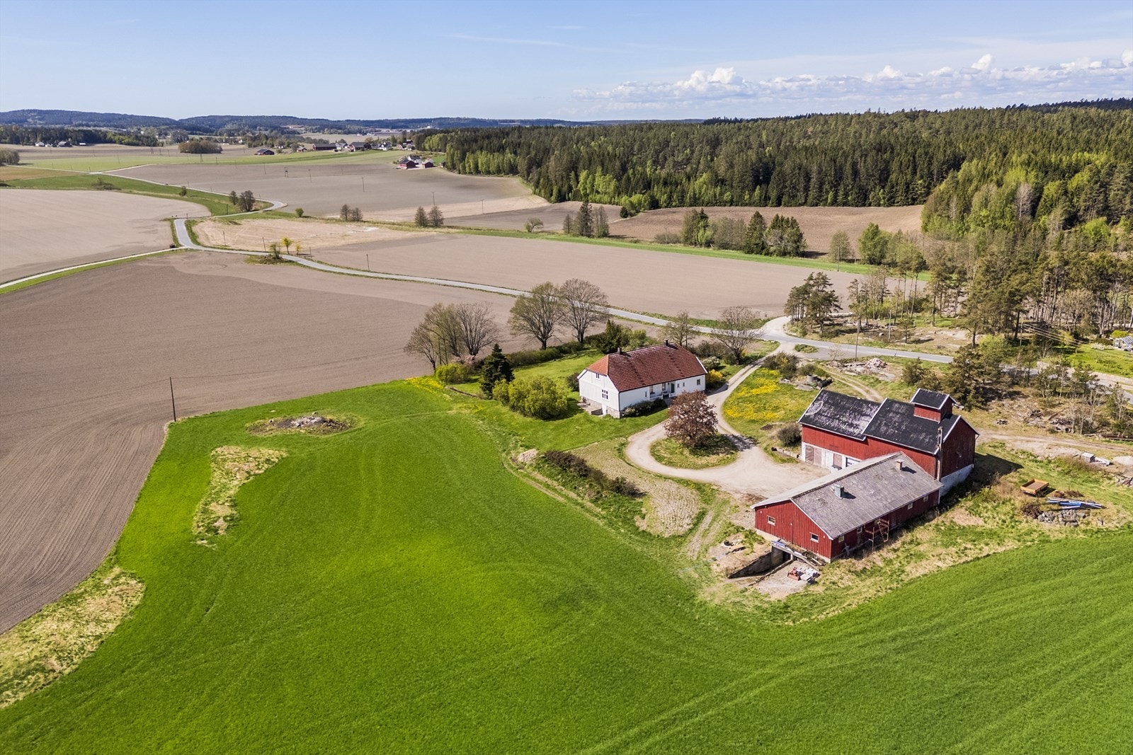 Ca. 5 minutters kjøring til nærmeste dagligvareforretning og ca. 12 minutter til sentrum av Fredrikstad med et mer variert service- og kulturtilbud. Galleribilde