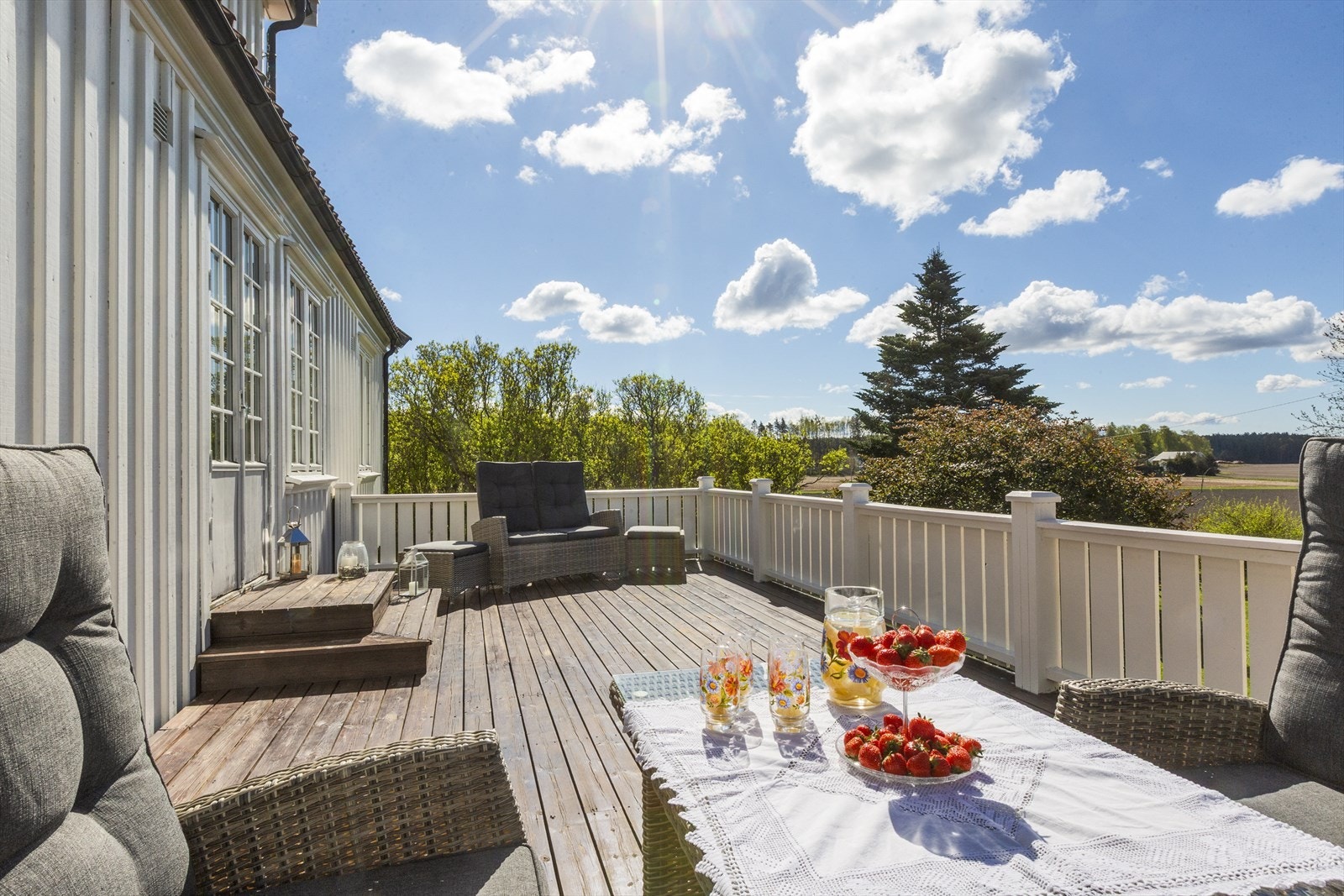 Solrik og sydvendt terrasse av god størrelse Galleribilde