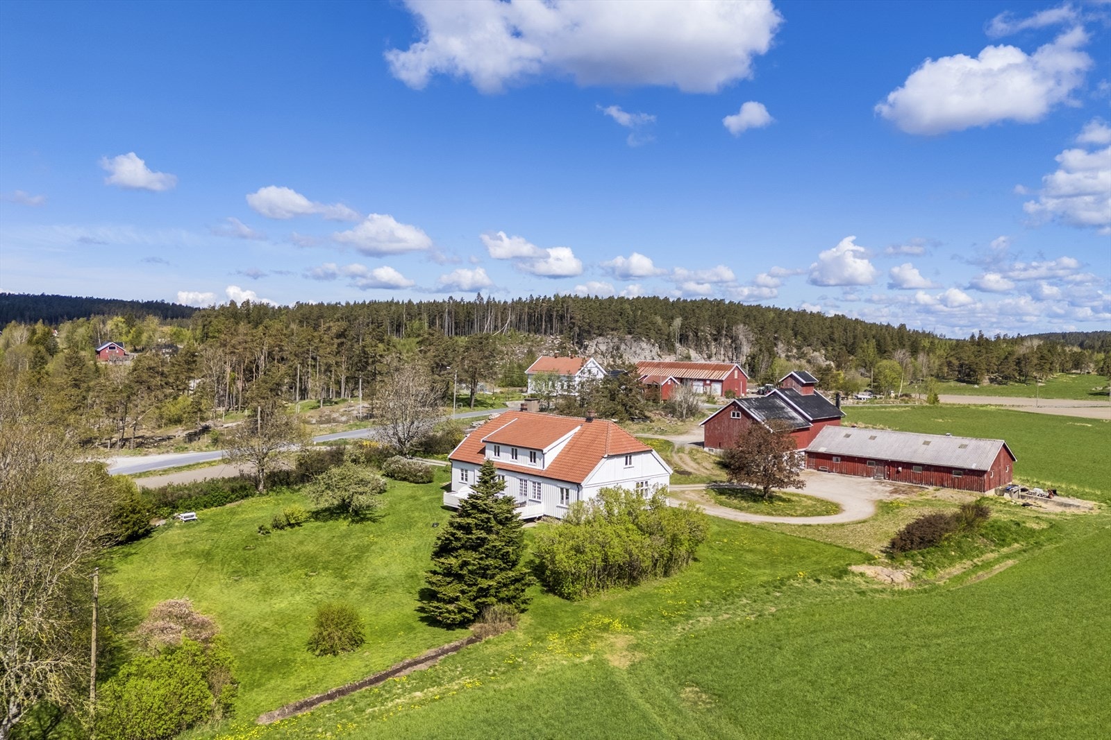 En attraktiv kombinasjon av landlig ro, vakkert kulturlandskap og nærhet til både byliv og skjærgården. Galleribilde