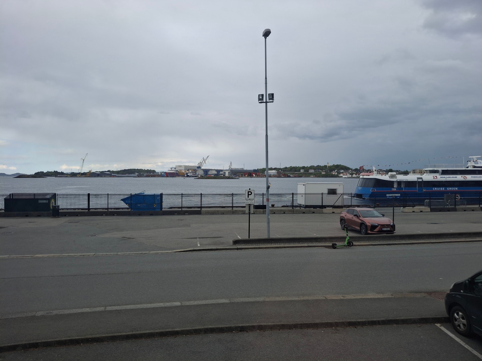 Nydelig utsikt over havna og Byfjorden Galleribilde