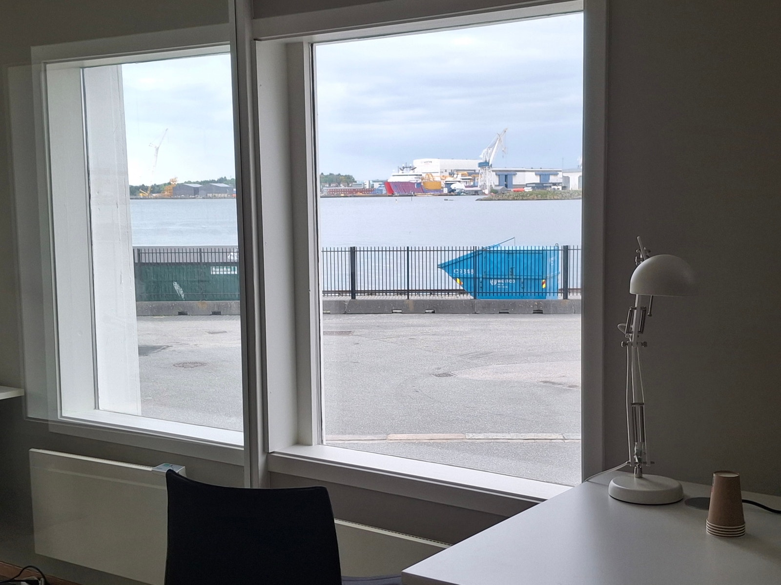 Utsikt over havna og Byfjorden Galleribilde