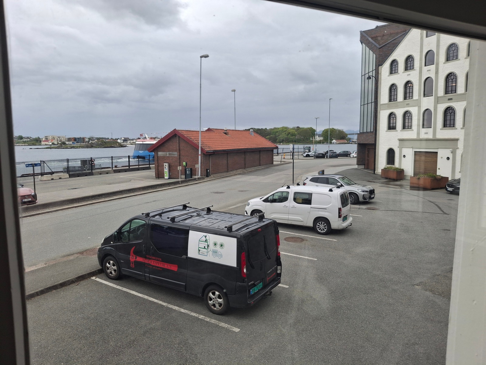 Parkering på gateplan utenfor bygget Galleribilde