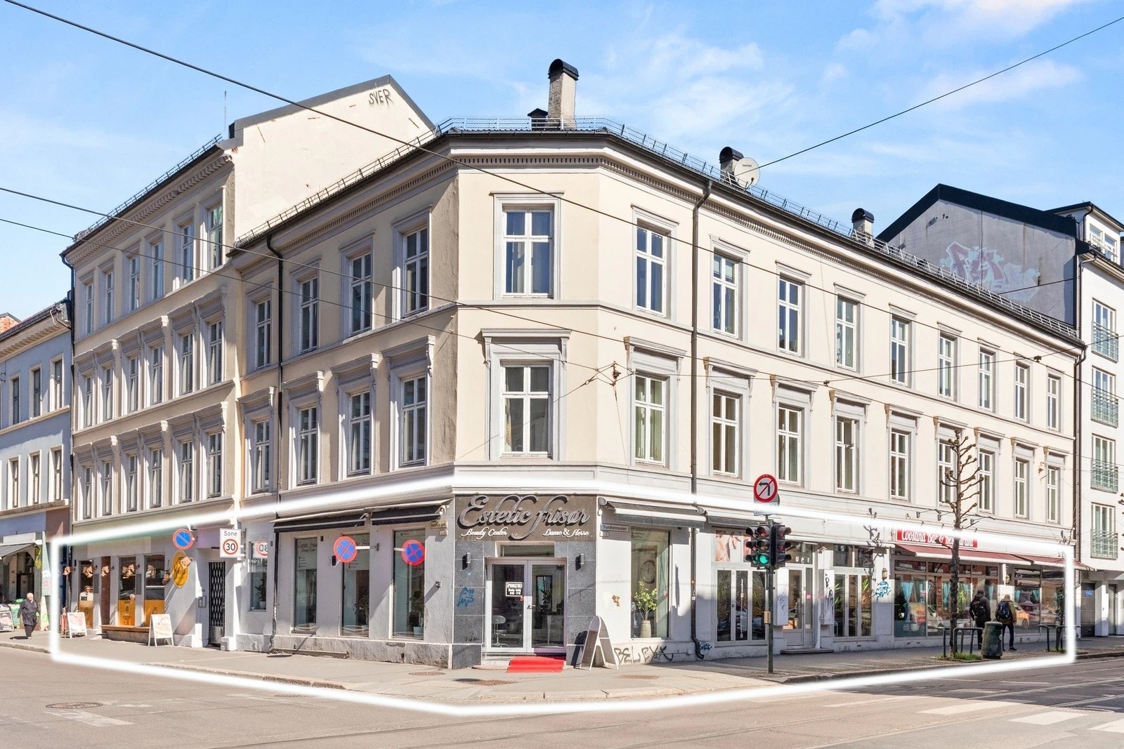 - Lokalene har direkte adkomst fra gateplan og fremstår med en god standard, og har en sentral og attraktiv beliggenhet i et veletablert bolig- og forretningsområde - Galleribilde