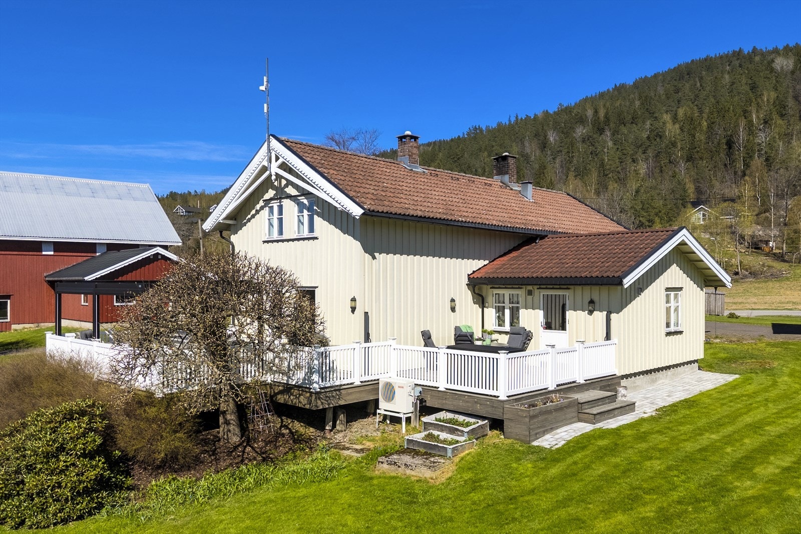 Eiendommen ligger ved innsjøen Eikern men har også kort vei til fine turområder i skogen Galleribilde