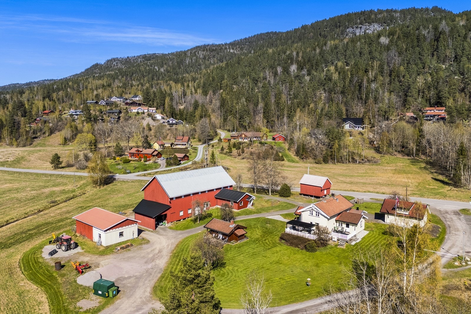 Et koselig tun med våningshus, låve, redskapshus, bryggerhus, stabbur, garasje og pent opparbeidet hage Galleribilde