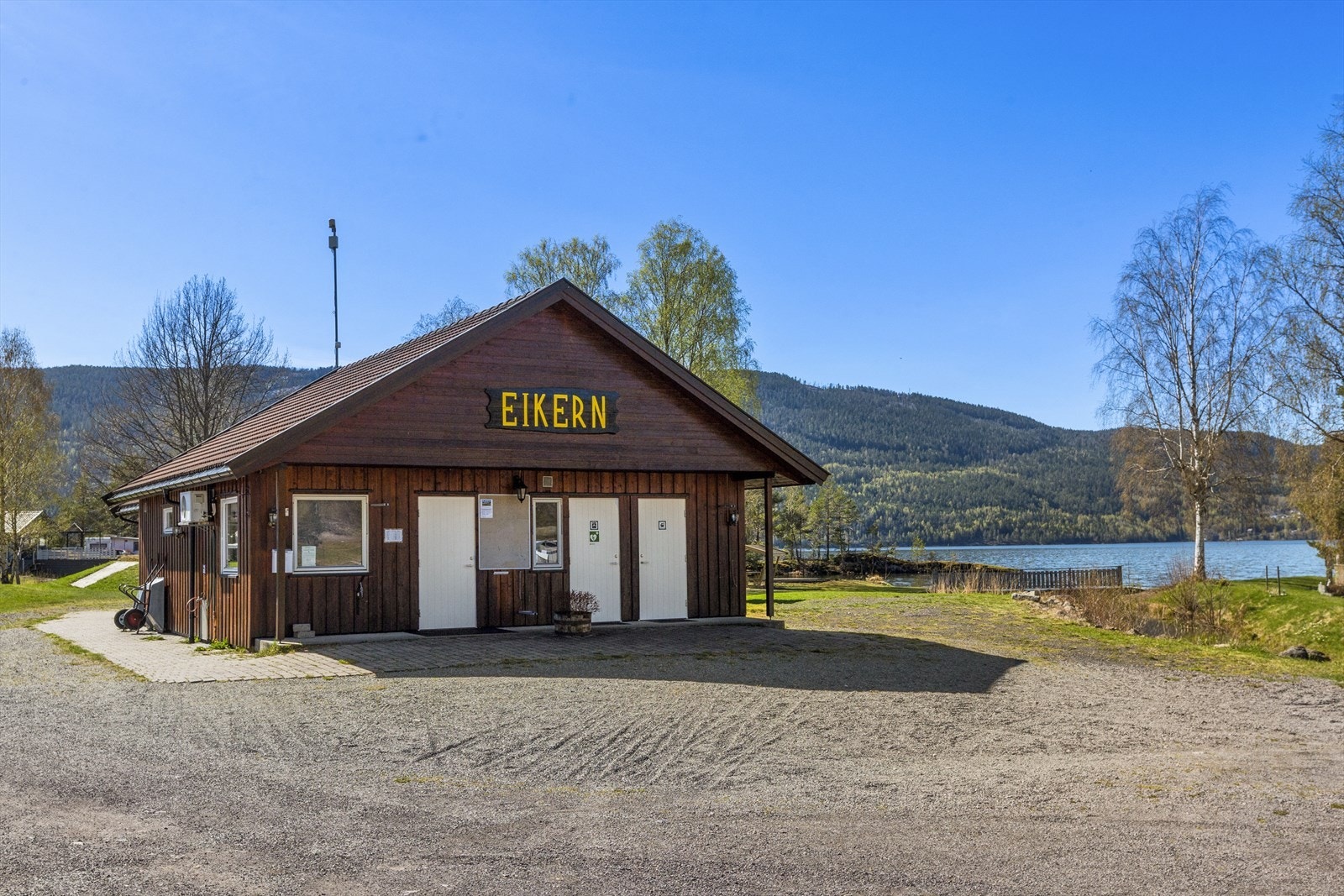 Servicebygget på campingplassen som inneholder kiosk, kjøkken, vaskerom, dusjer og toaletter Galleribilde