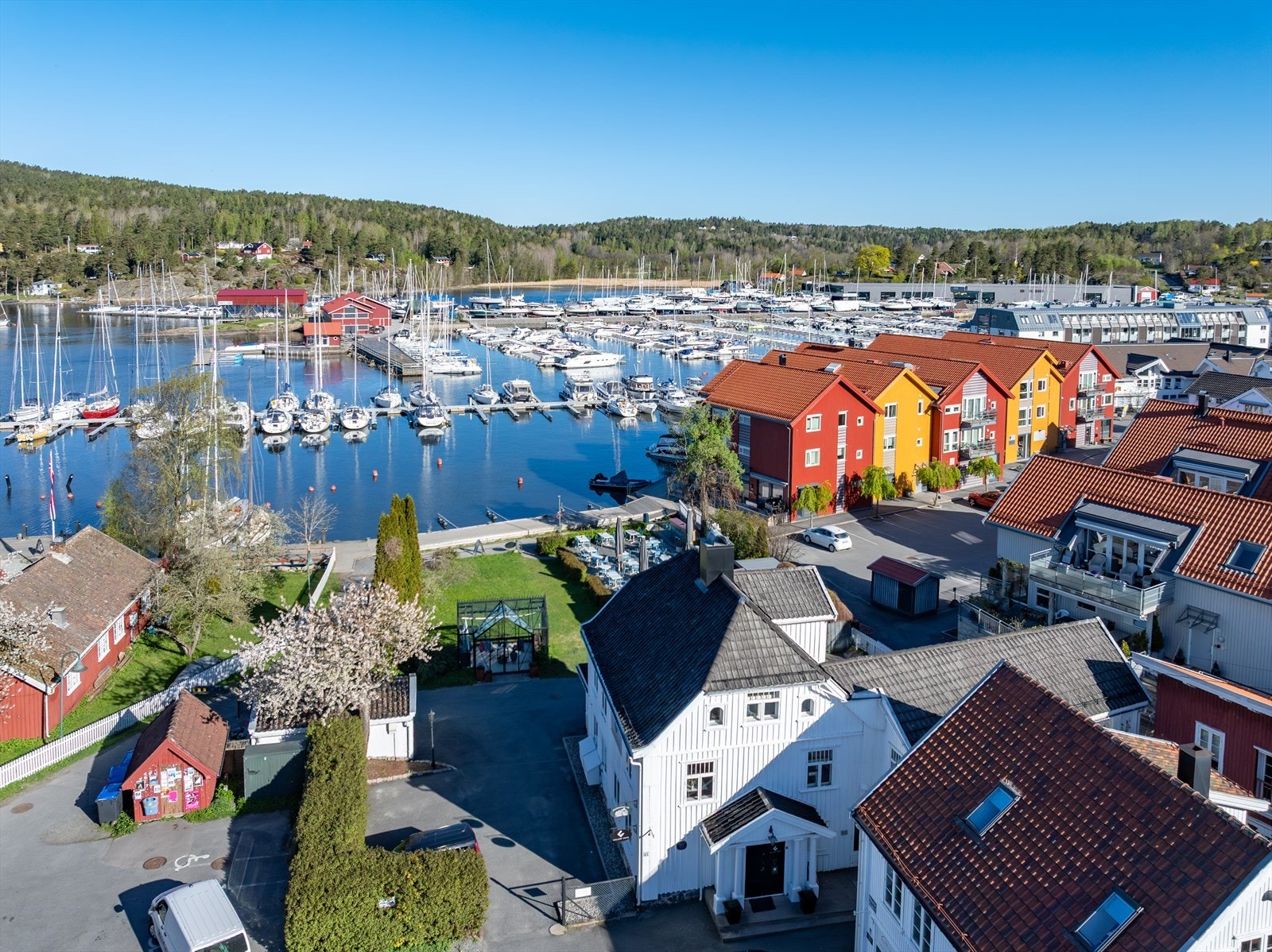 Eiendommen fra gatesiden med havedelen som benyttes av eier og serveringsdelen som benyttes av Hagestuen - enkel garasje (felles benyttelse også av eier) og p-plasser som benyttes av leietakerne, se salgsoppgaven Galleribilde