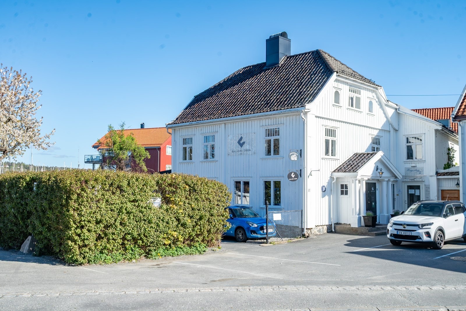 Inngangspartiet til eiendommen (3 innganger ialt fra gateplanet) Galleribilde
