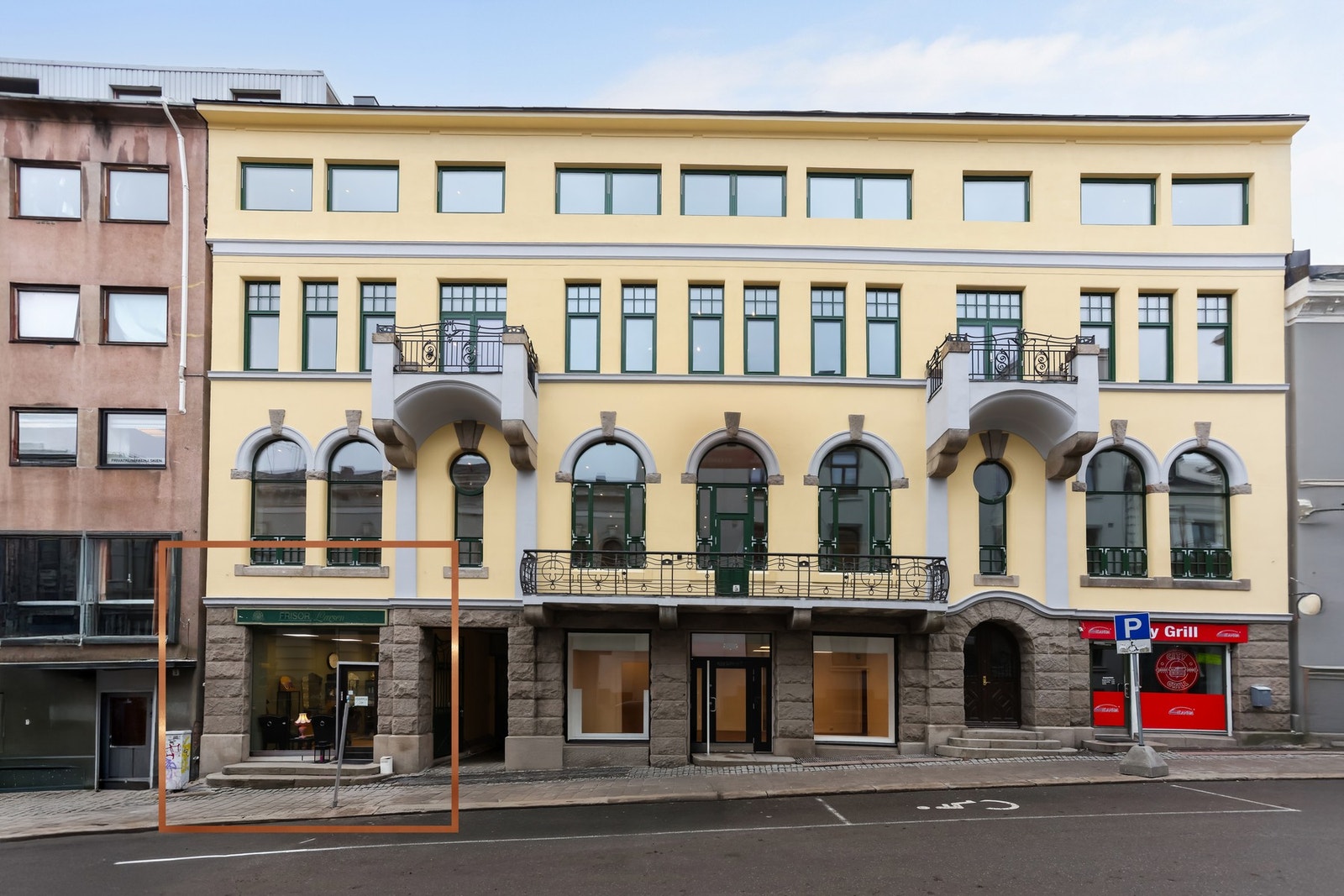 Næringsseksjon innredet til frisørsalong med leiekontrakt på 5 år Galleribilde