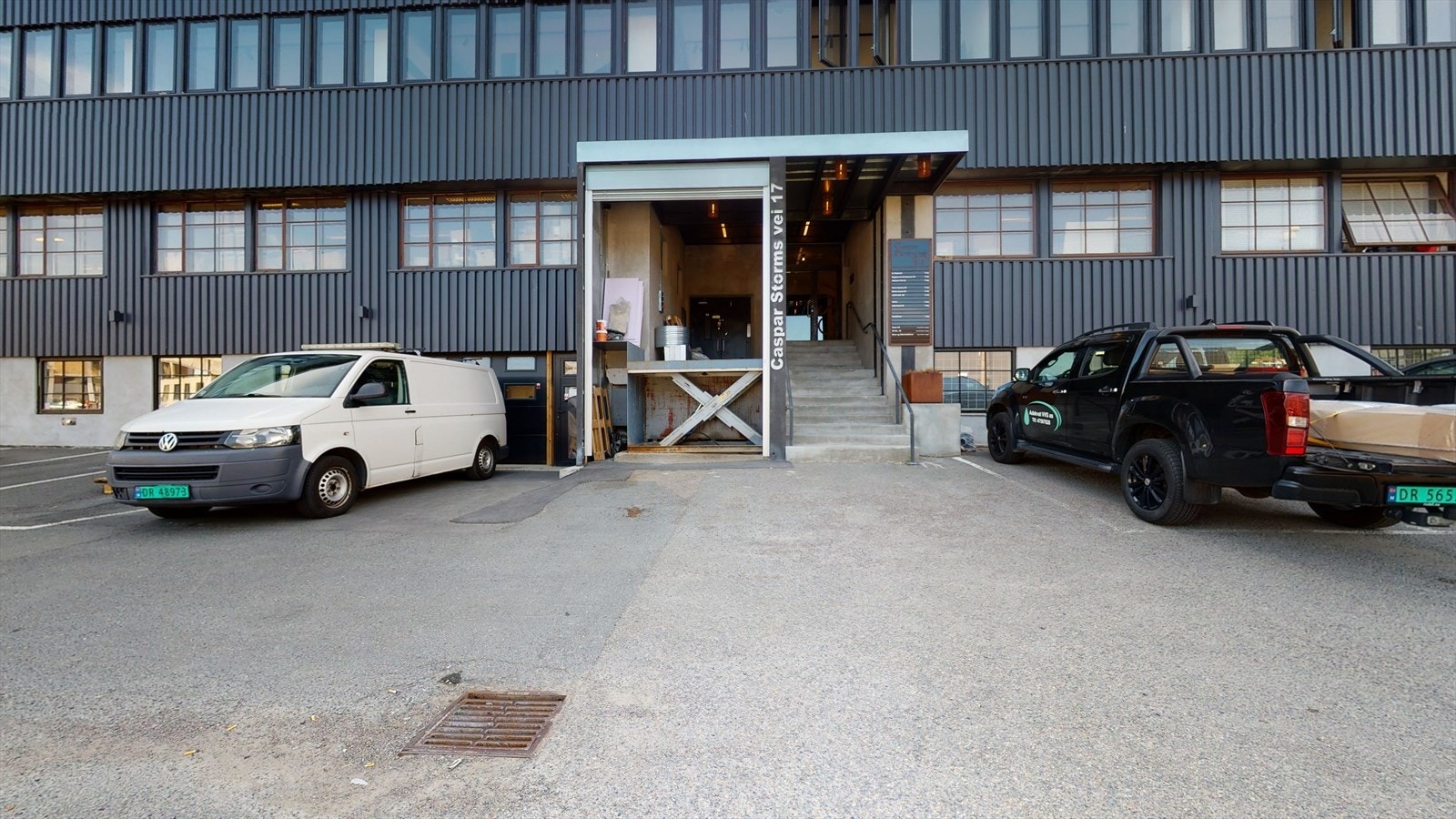 Eiendommen har felles rampe med løftebrett og vareheis.jpg Galleribilde
