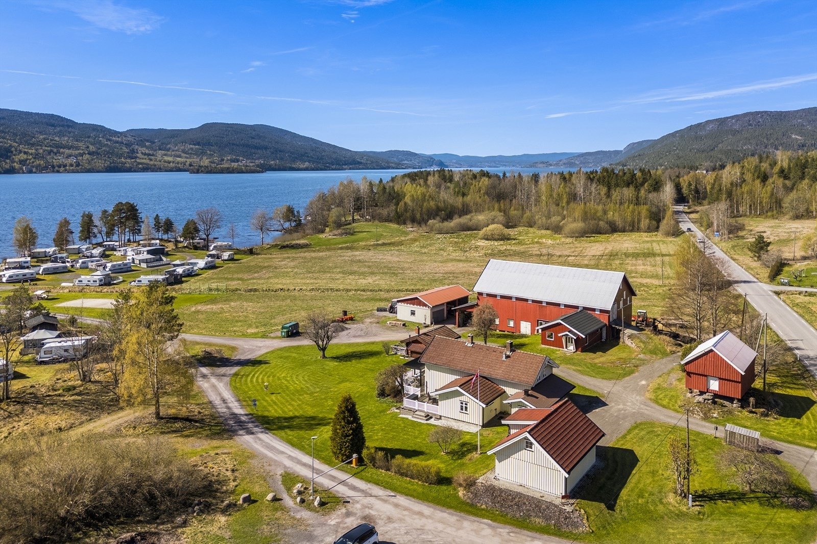 Innholdsrik eiendom som i tillegg til jord, skog og bygninger har en veletablert campingplass med 100 vognplasser Galleribilde