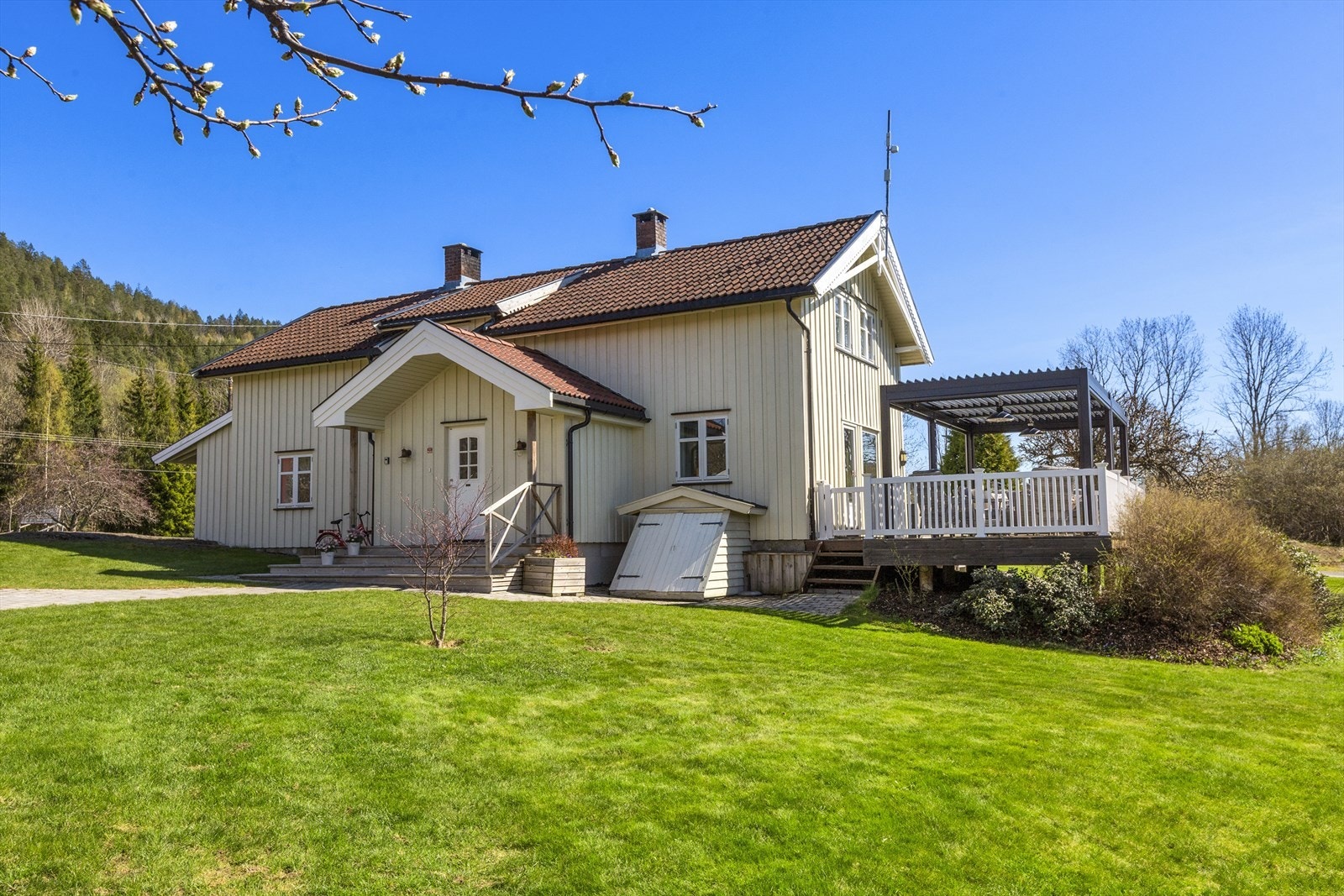 Våningshuset har en stor fin terrasse mot syd og vest for fine sommerdager og lange lyse kvelder Galleribilde