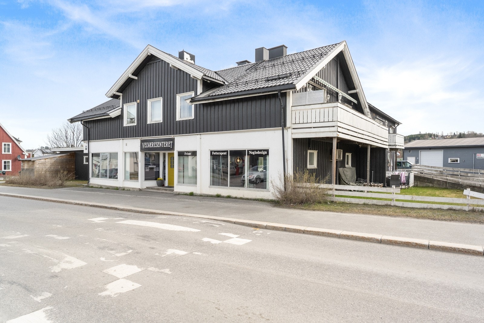 Eiendommen ligger sentralt til, midt i sentrum av Hunndalen. Galleribilde