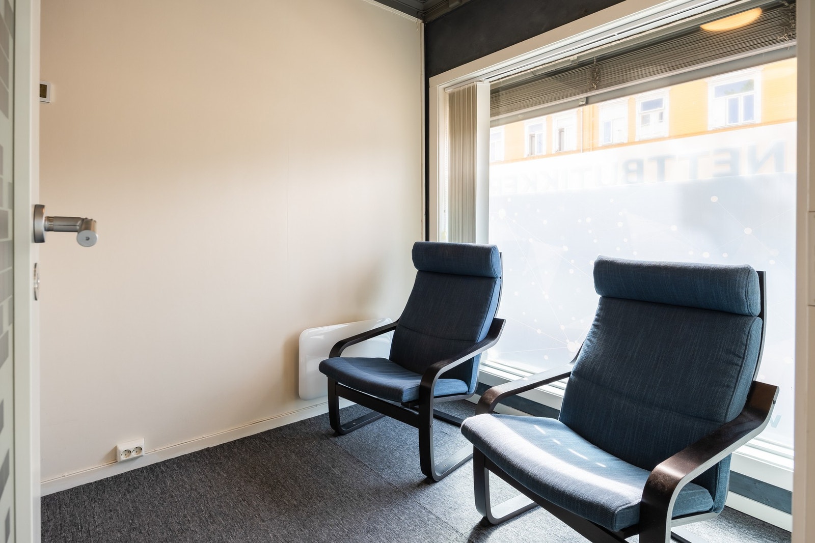 Det er lagt fiberkabler inn til bygget og det finnes wifi-punkter i tak. Galleribilde