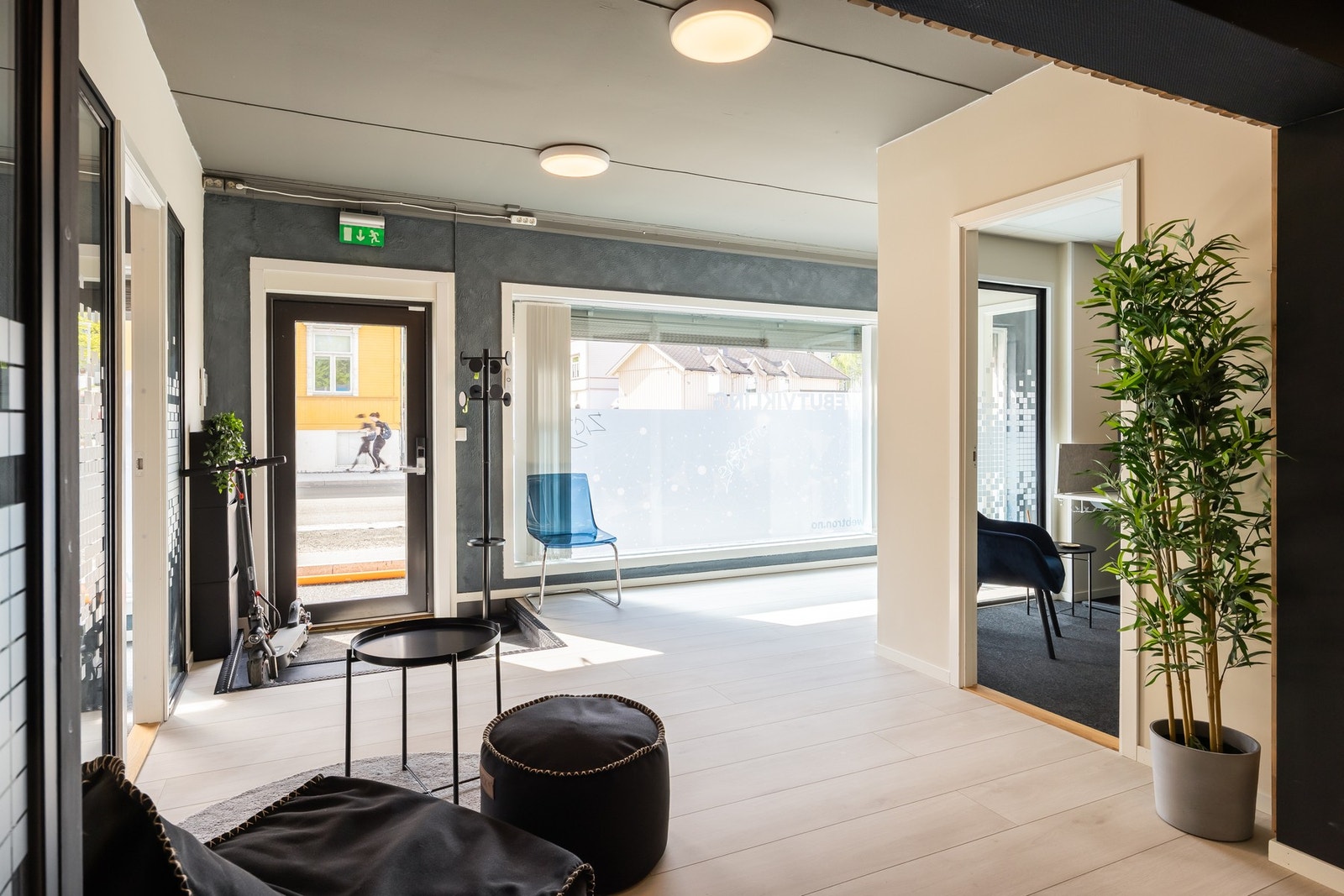 Lyse fellesarealer med gode lysforhold og moderne uttrykk. Galleribilde