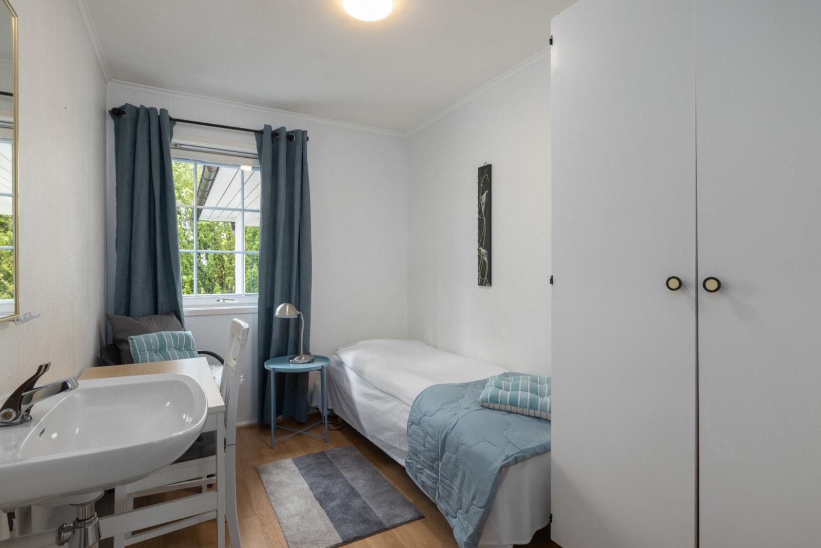 Rommene er ivaretatt og pusset opp i senere tid, og har vask på rommet. Galleribilde