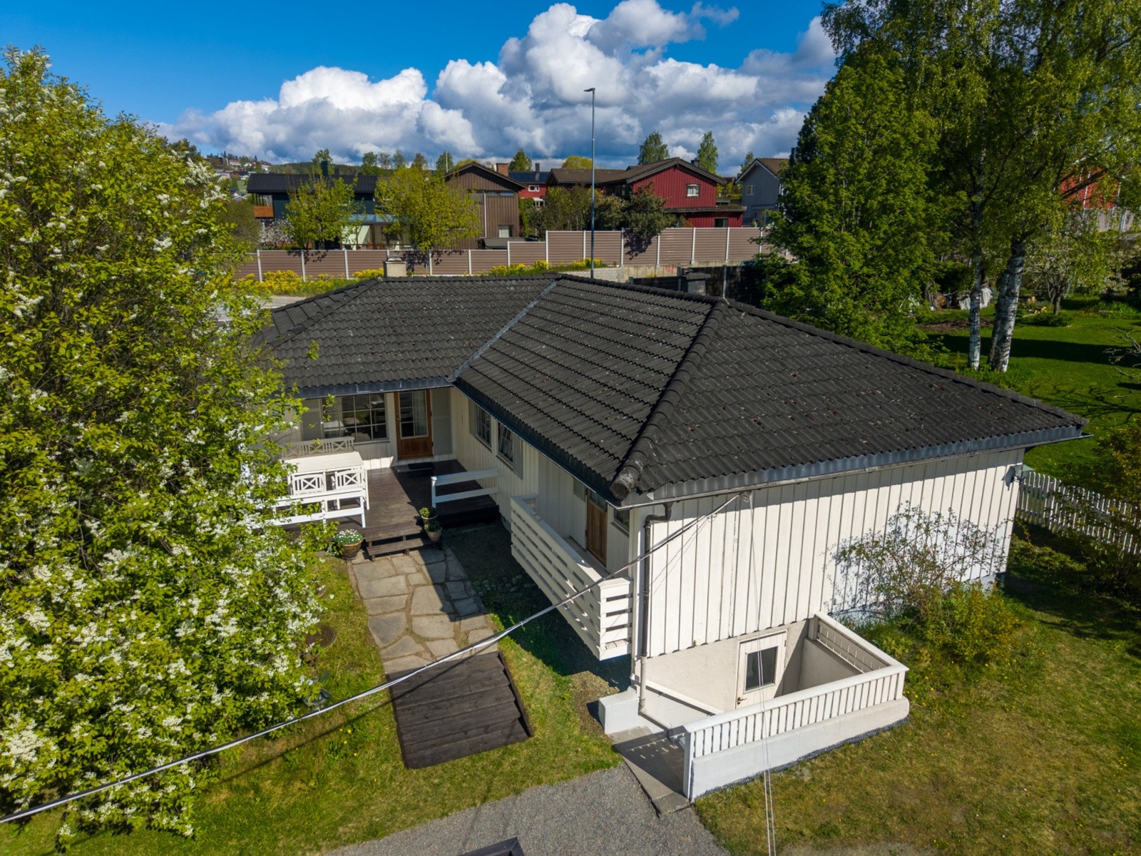 Boligen ligger skjermet til, rolig og tilbaketrukket på eiendommen. Galleribilde