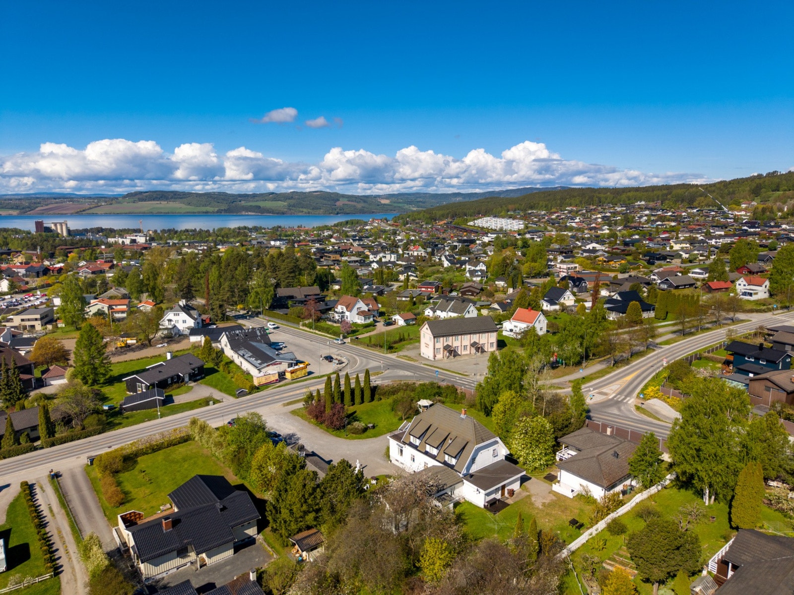 Sentralt, buss rett utenfor, og gode parkeringsmuligheter. Galleribilde