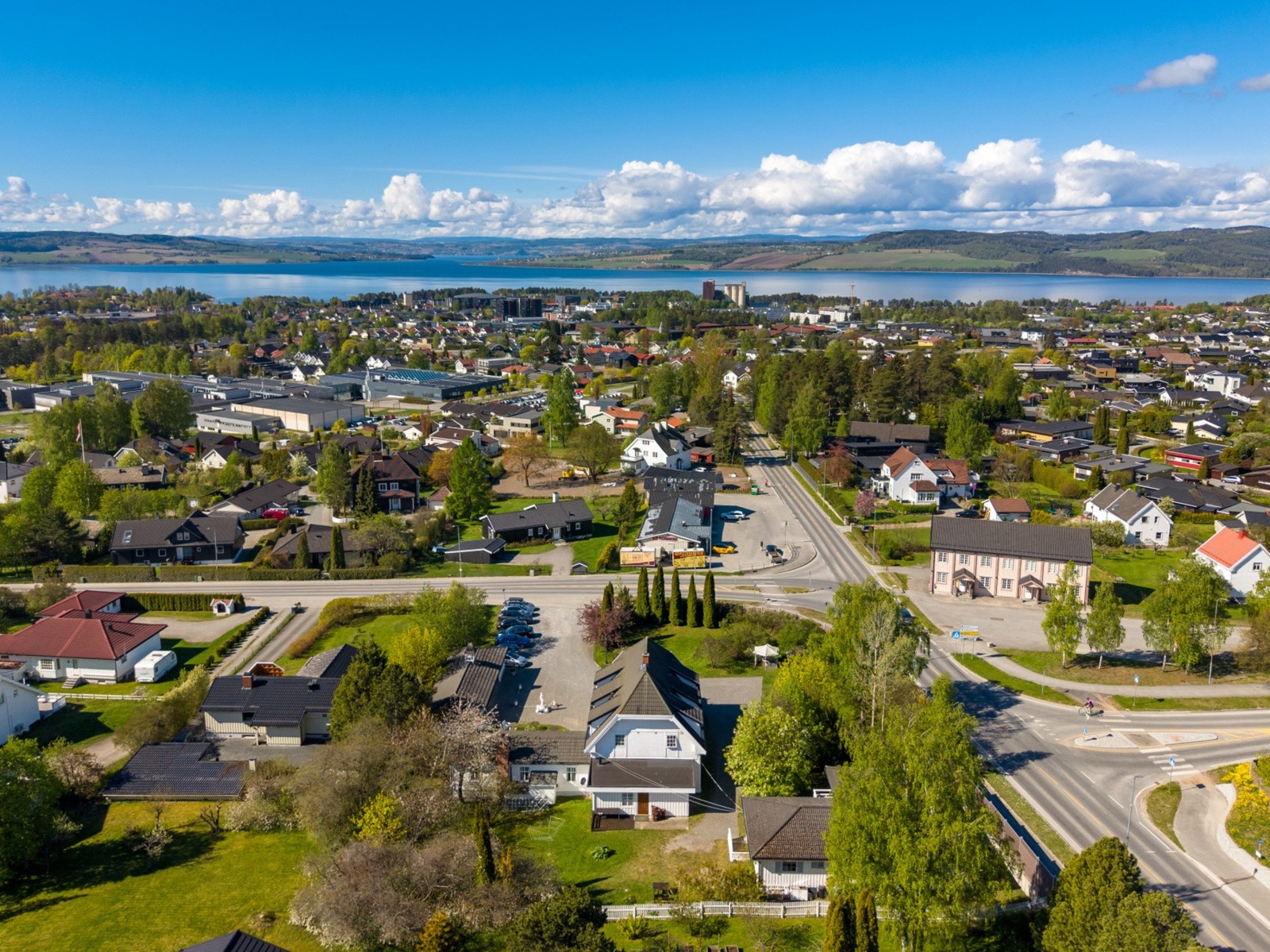 Eiendommen ligger ikke langt fra Mjøsa og sentrum av Hamar. Galleribilde