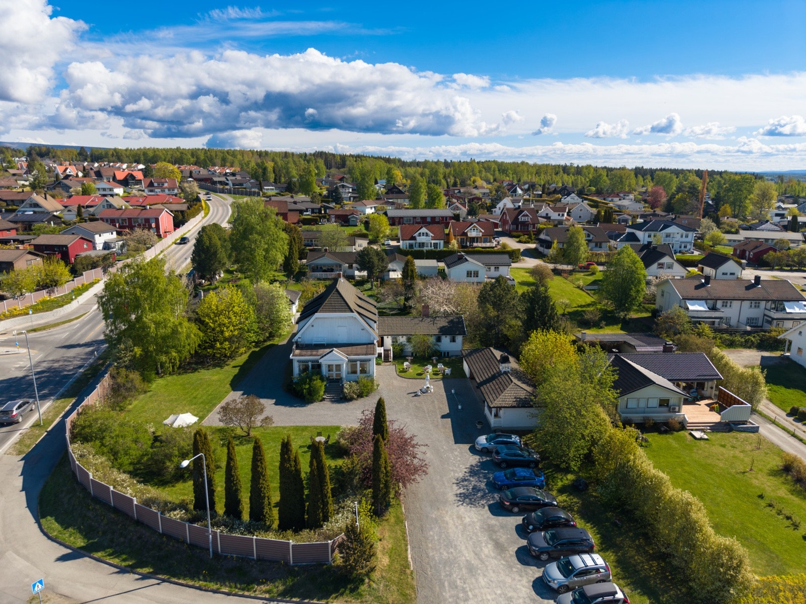 Skjermet eiendom med flott hage, gode plasser for selskaper eller hygge. Galleribilde
