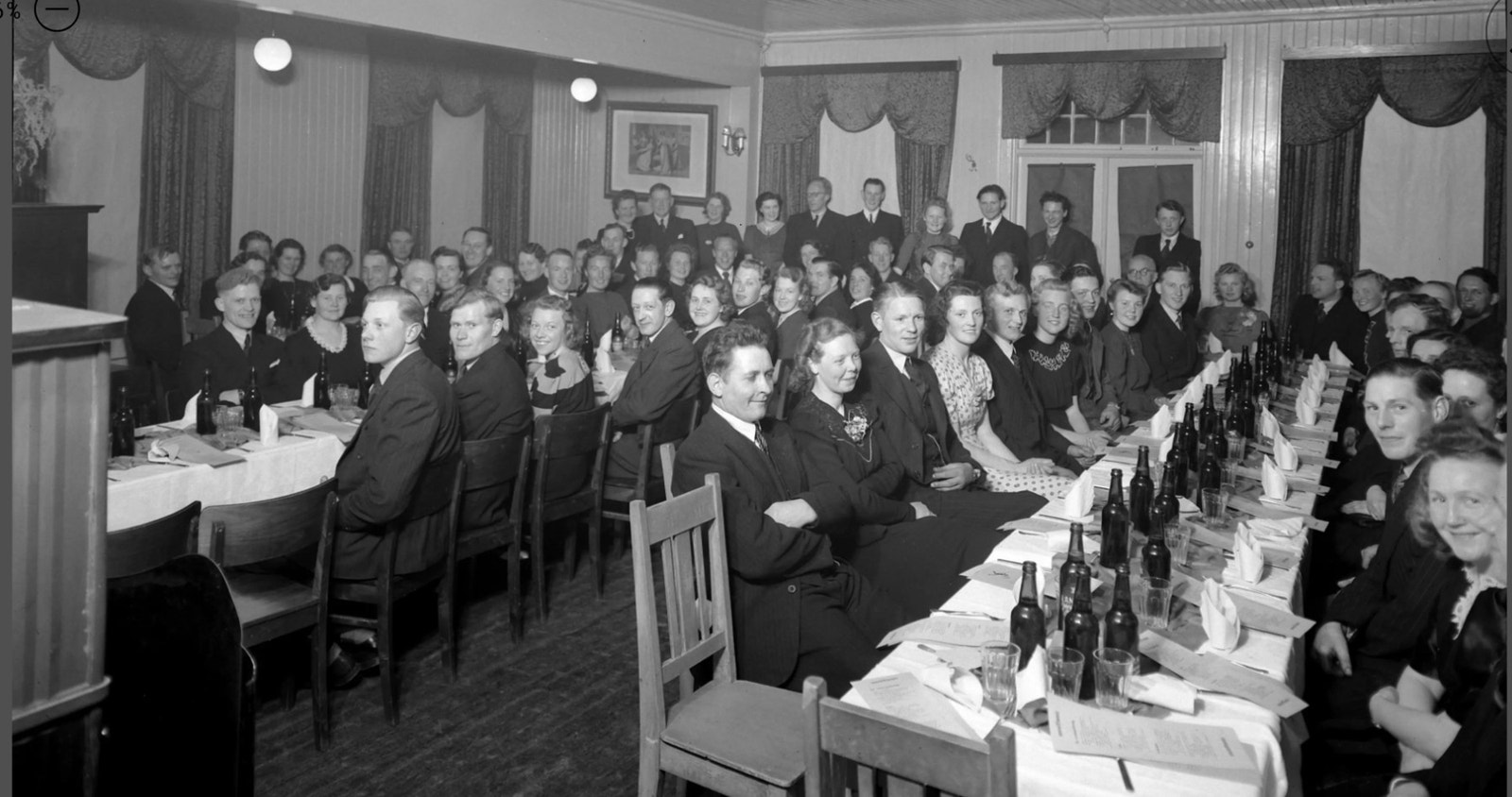 Her ser vi ansatte ved Oustads Mekaniske Verksted er samlet til fest for ansatte i 1944. Galleribilde