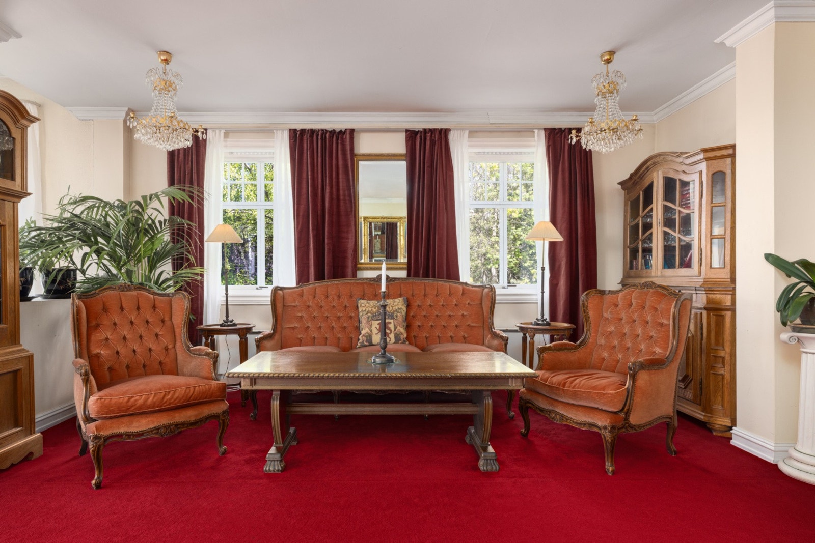 Møbler med historie, mange kan sikker se tilbake på et minne fra denne sofaen. Galleribilde