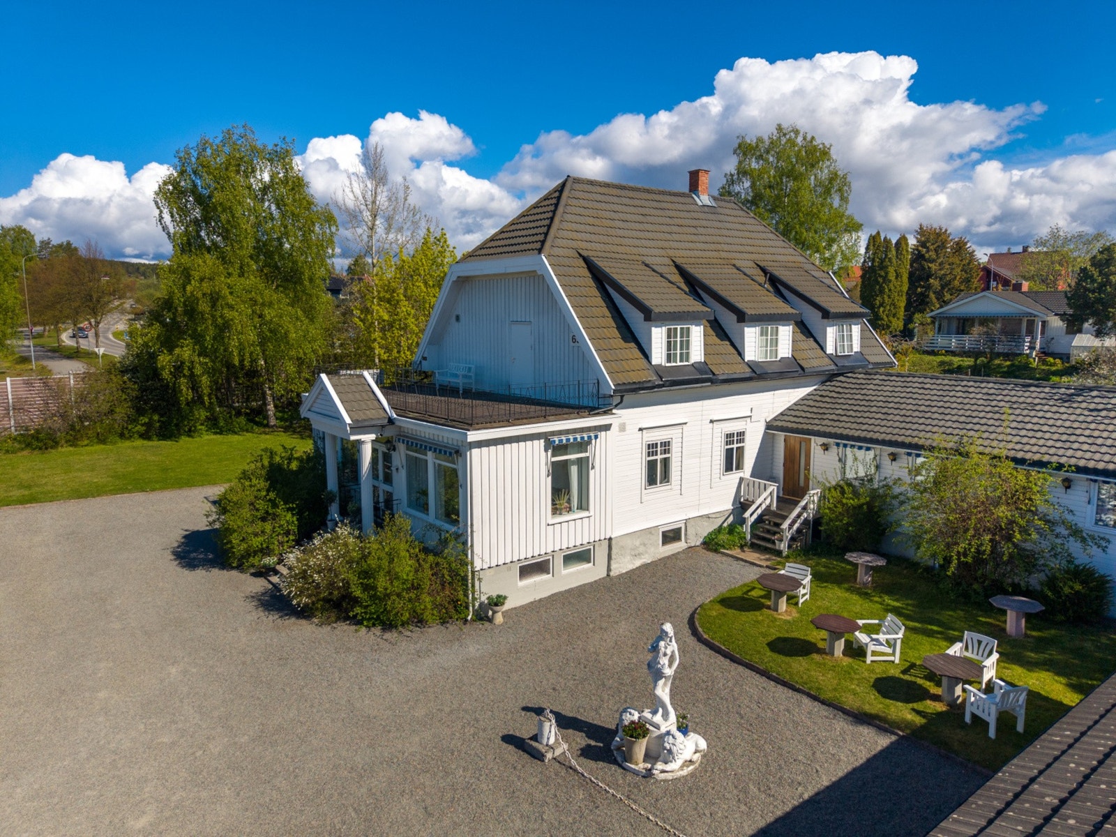 Har har mange flotte gjester gått ut og inn i mange tiår, og eiendommen er innbydende og se på, godt ivaretatt. Galleribilde