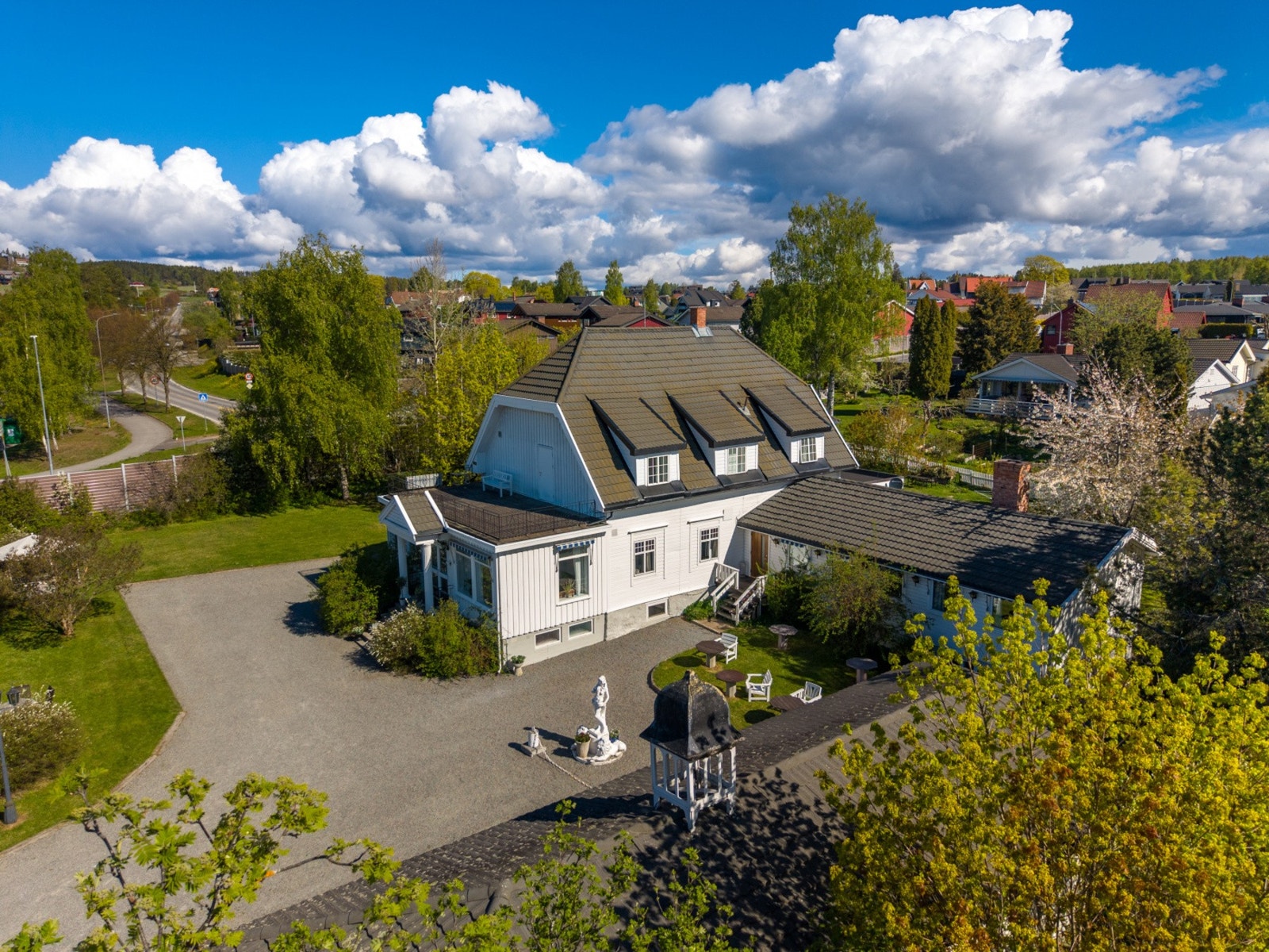 Stilfull eiendom med mye historie, stort potensiale og unik beliggenhet! Galleribilde