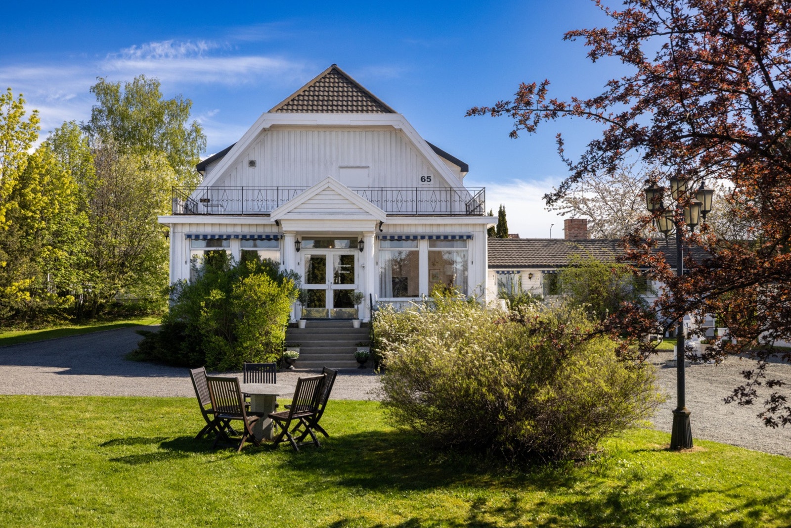 Flott fasade på fronten, men stor balkong i 2 etg. Galleribilde