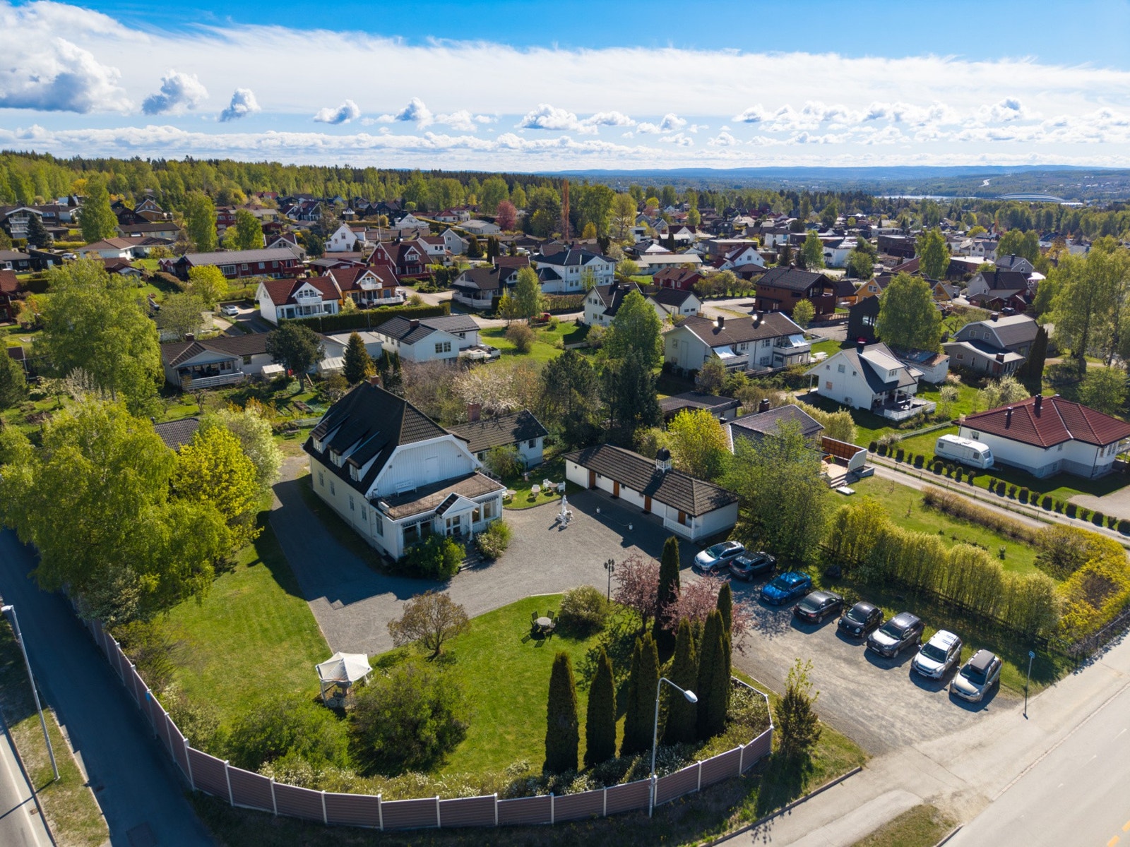 Eiendommen har en flott beliggenhet på hjørnetomt, i et veletablert område på Hamar. Galleribilde