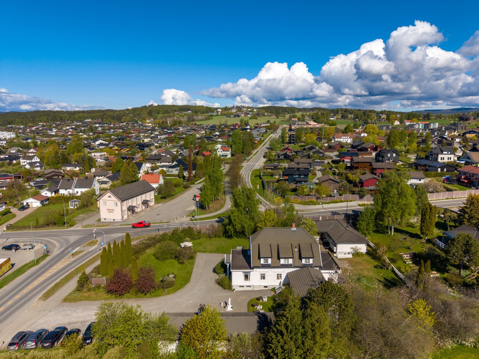 Vi ser her eiendommen med sidebygget rett foran, og villa bak på eiendommen. Galleribilde