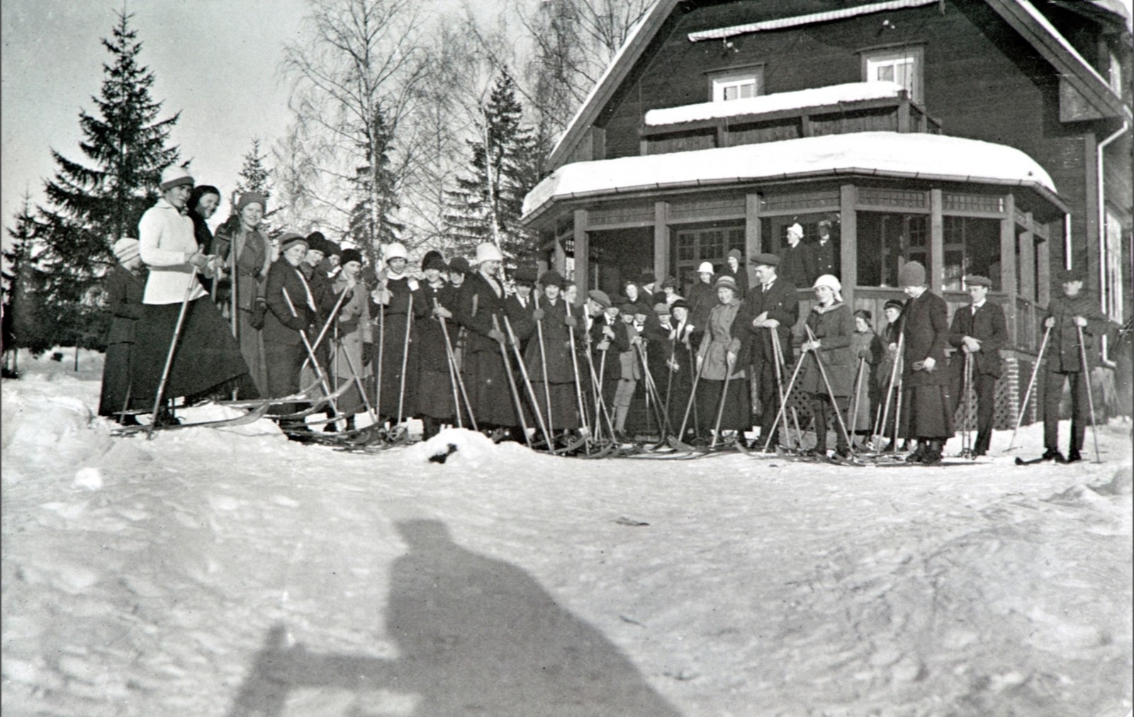 Her er Hamar Lærerskole på skitur til Bellevue i 1917. Galleribilde