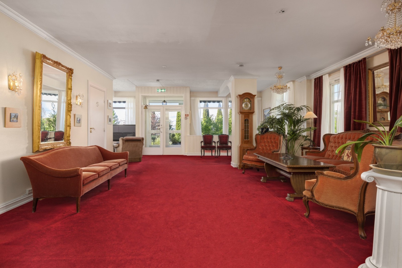 Inngangsdøren, inn til selve resepsjonsområdet. Galleribilde