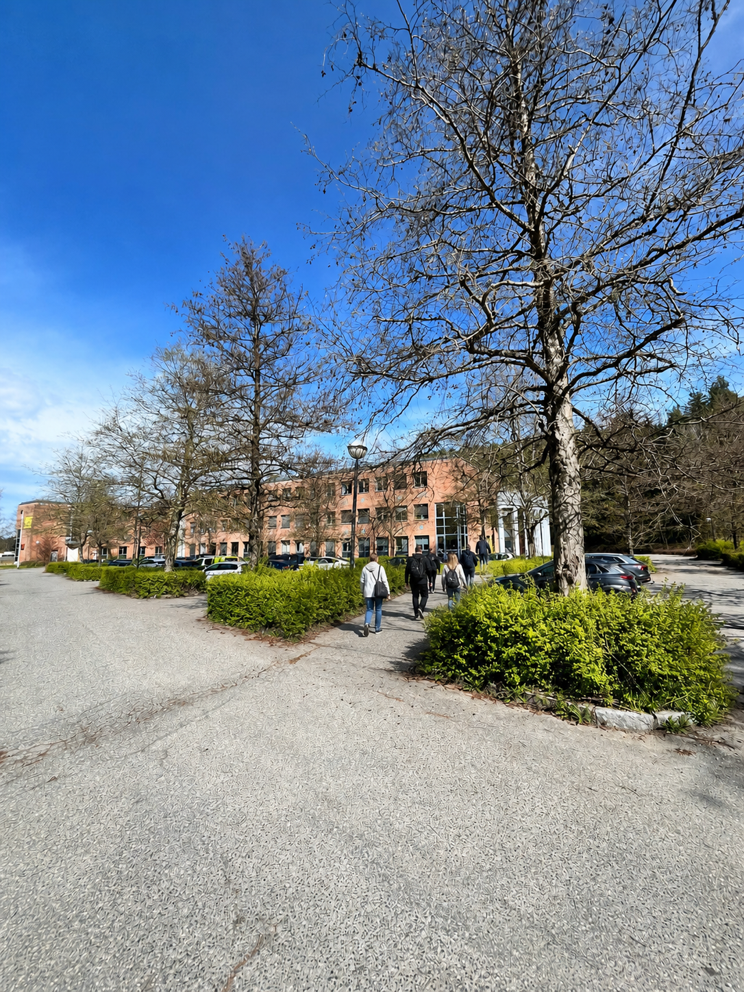 Pen fasade og gode parkeringsmuligheter Galleribilde