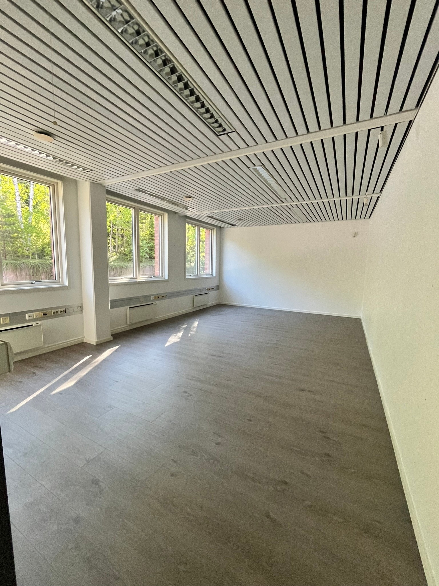 Stort kontor i enden av lokalet. Masse naturlig lys. Lokale: 124 kvm Galleribilde