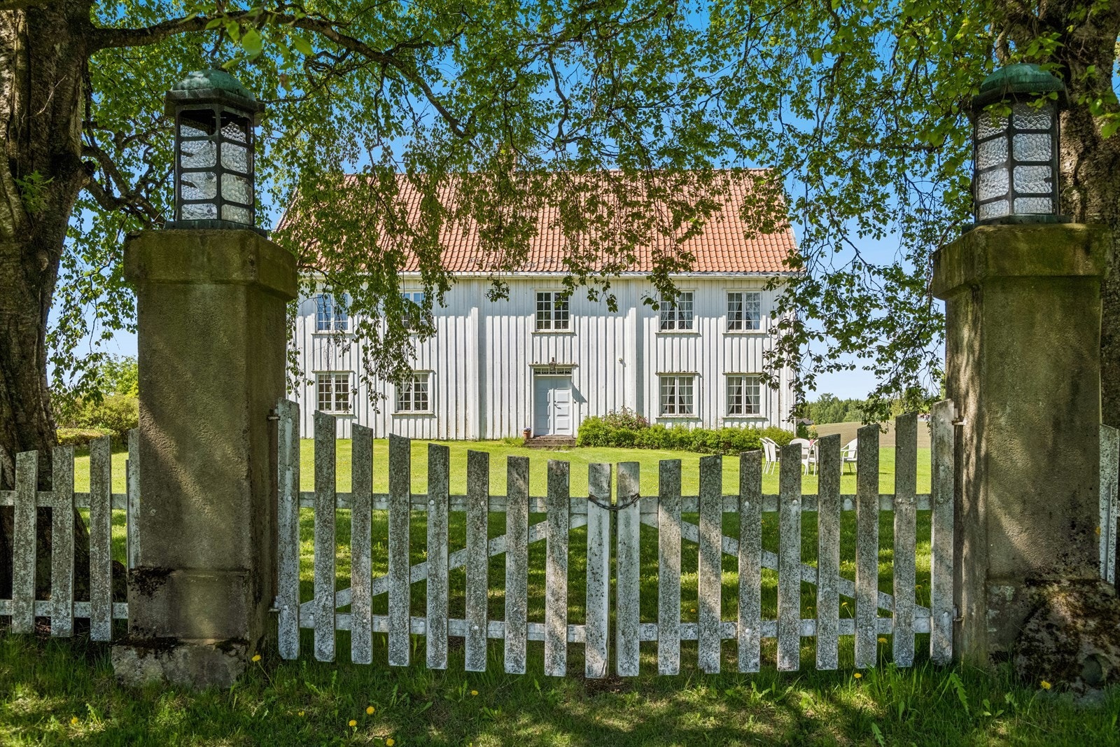 Hovedbygningen og kårboligen i laftet tømmer fra 1800-tallet gir tunet karakter, omgitt av et åpent kulturlandskap. Galleribilde