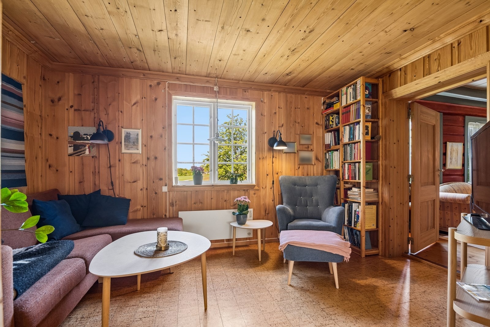 En av de mindre stuene i kårboligen, ideell som en rolig lesekrok eller TV-stue. Galleribilde