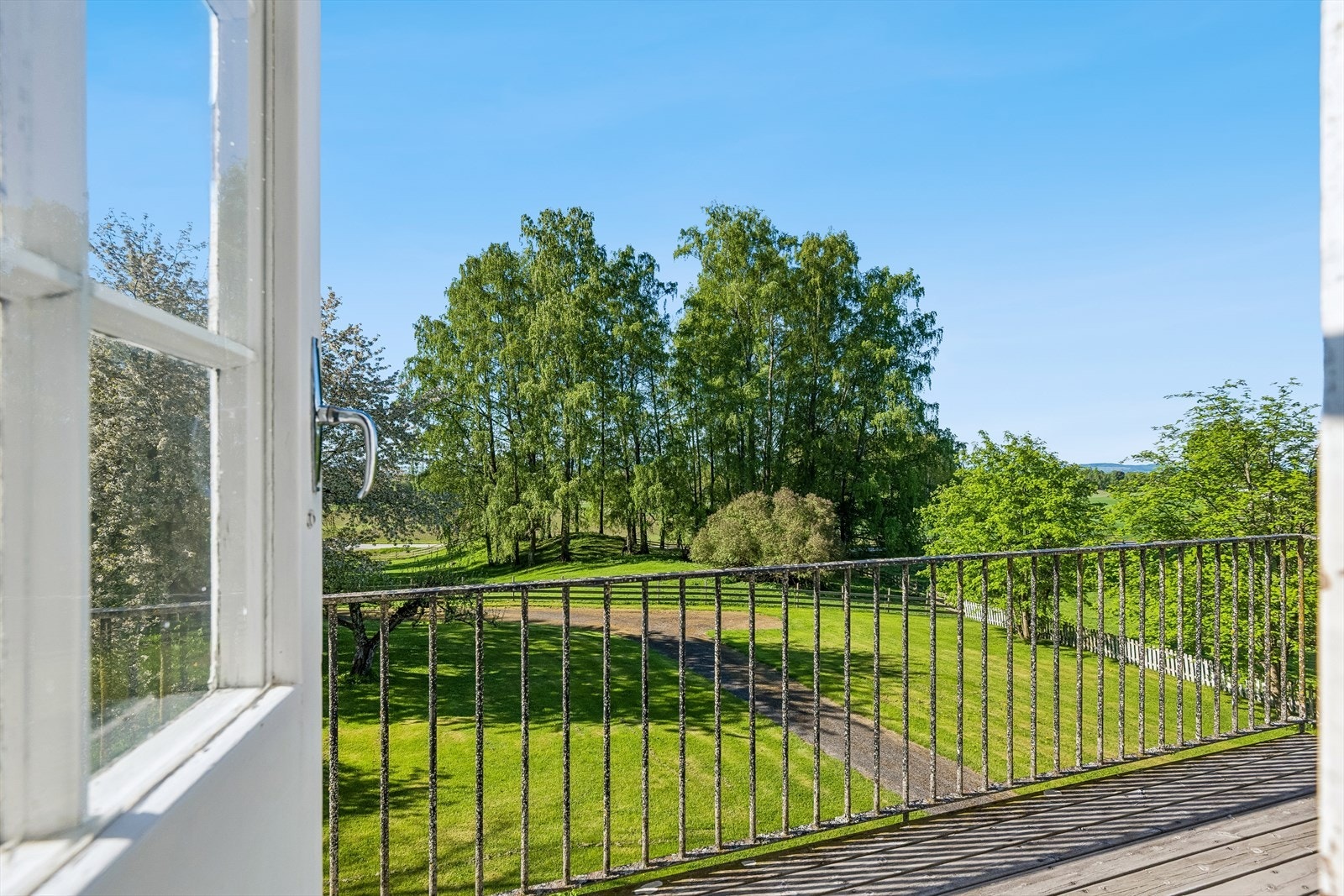 Fra balkongen i kårboligen er det utsikt over det omkringliggende landskapet. Galleribilde