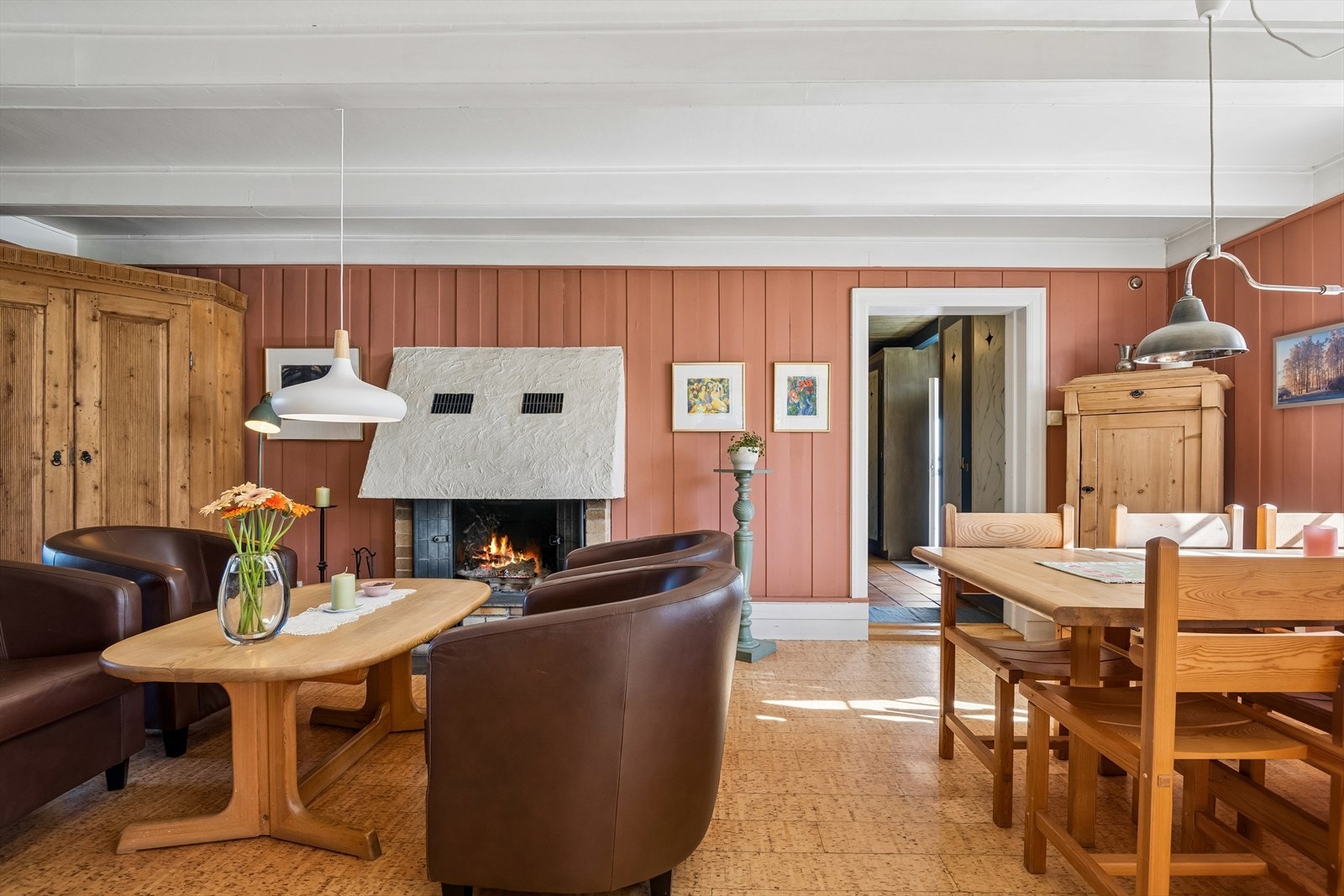 Peisen på kjøkkenet i kårboligen er et sentralt element i rommet. Galleribilde